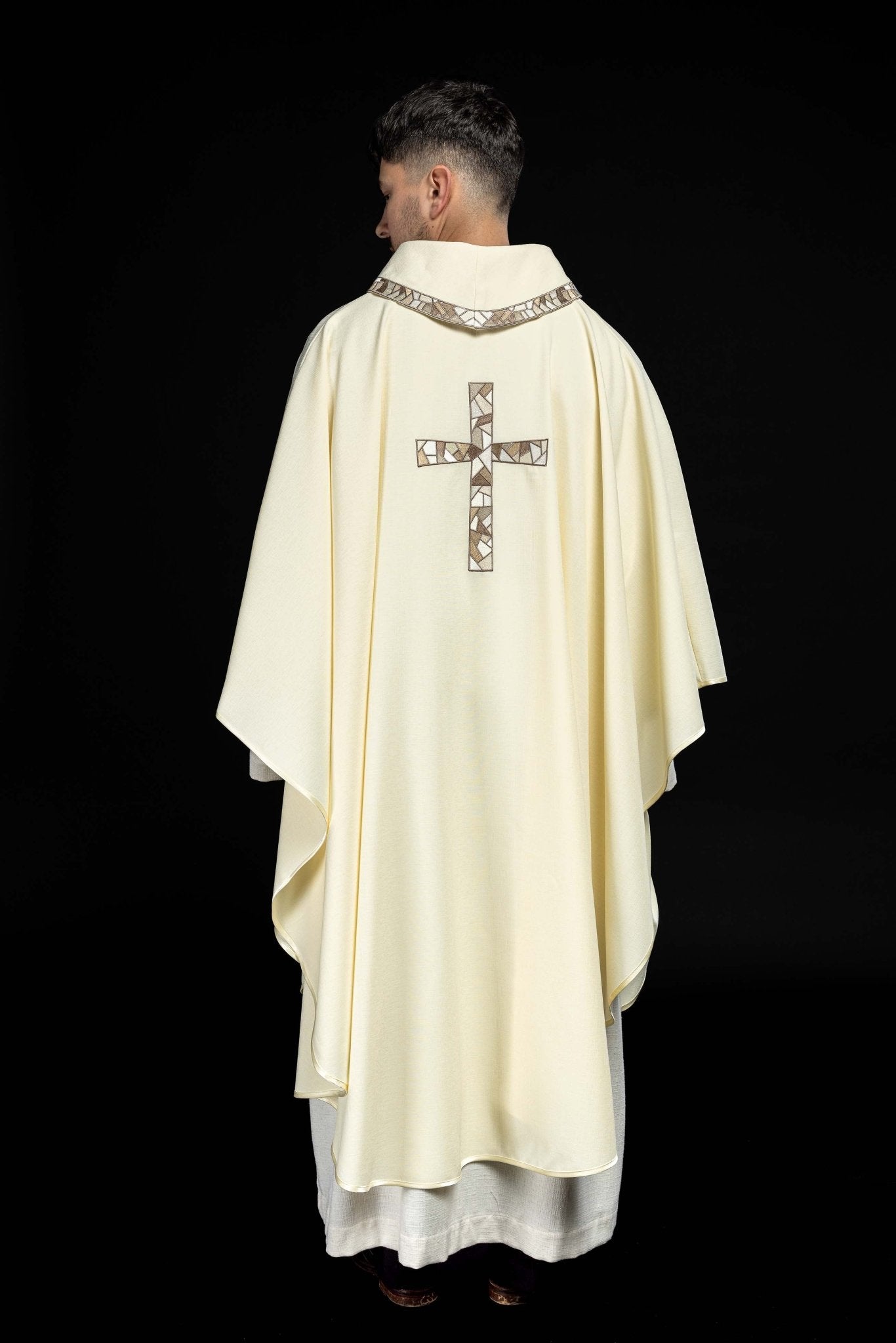 Cream chasuble with cream embroidery KOR/257/05/62 - HAFTINAUSA.COM
