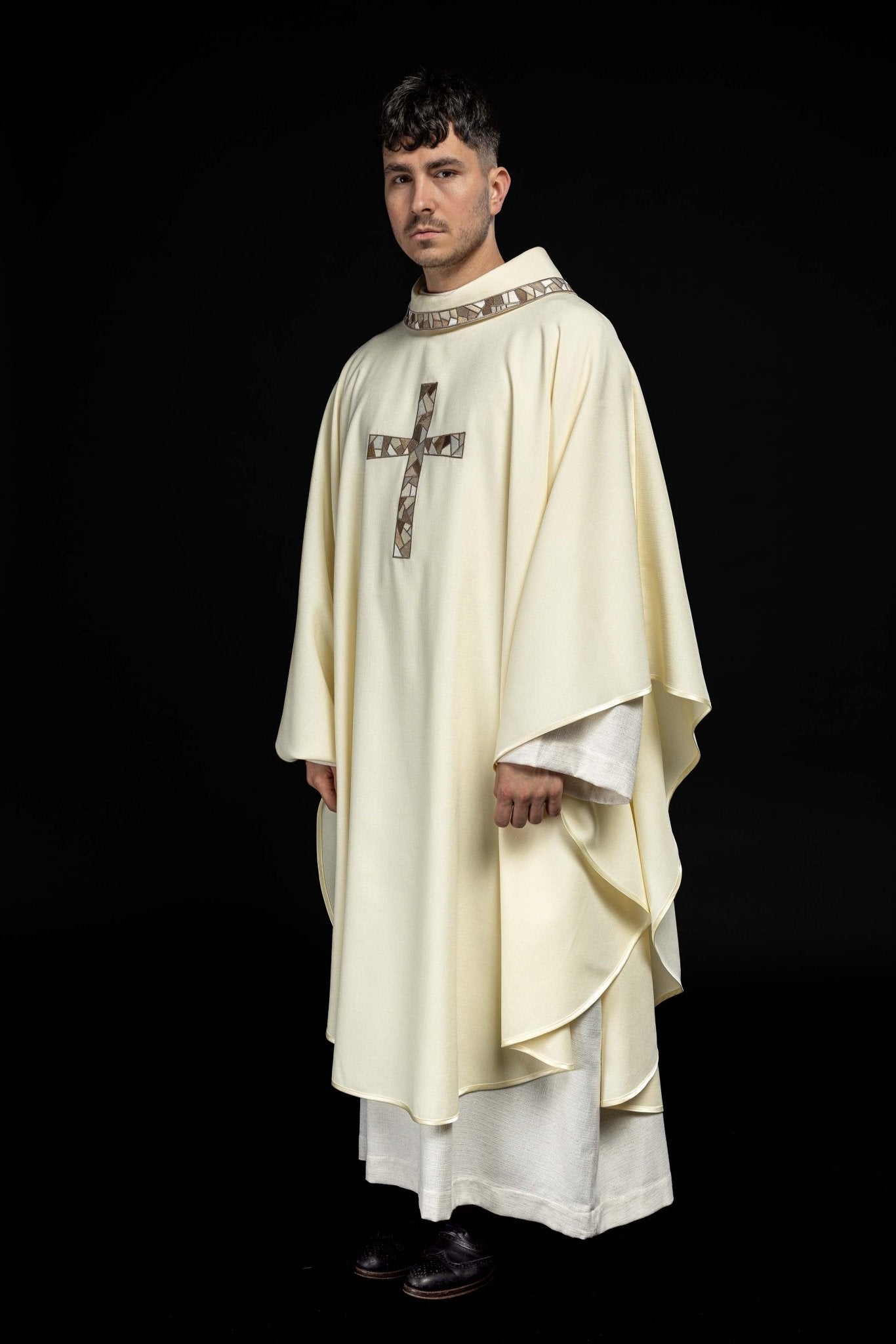 Cream chasuble with cream embroidery KOR/257/05/62 - HAFTINAUSA.COM
