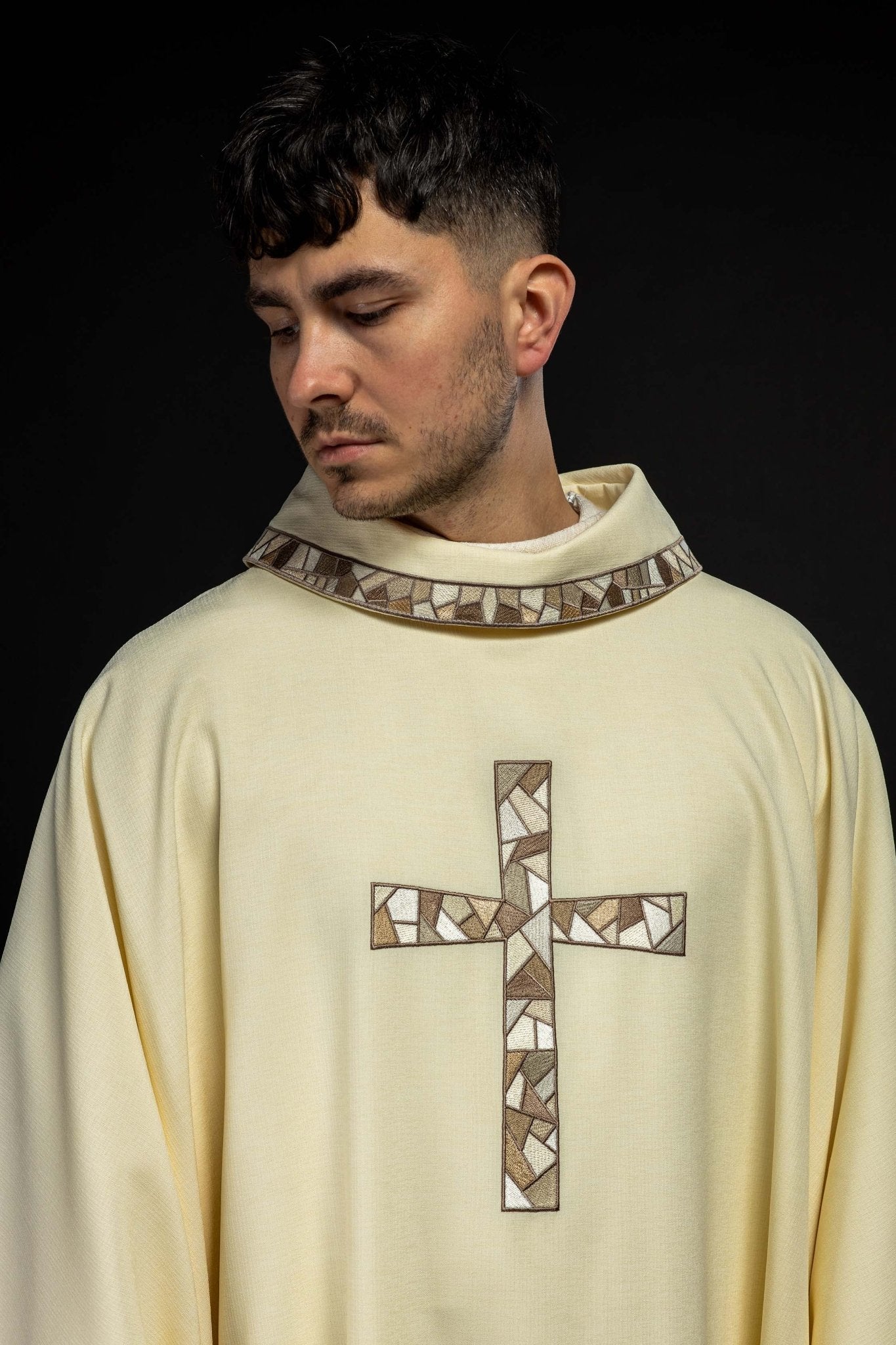 Cream chasuble with cream embroidery KOR/257/05/62 - HAFTINAUSA.COM