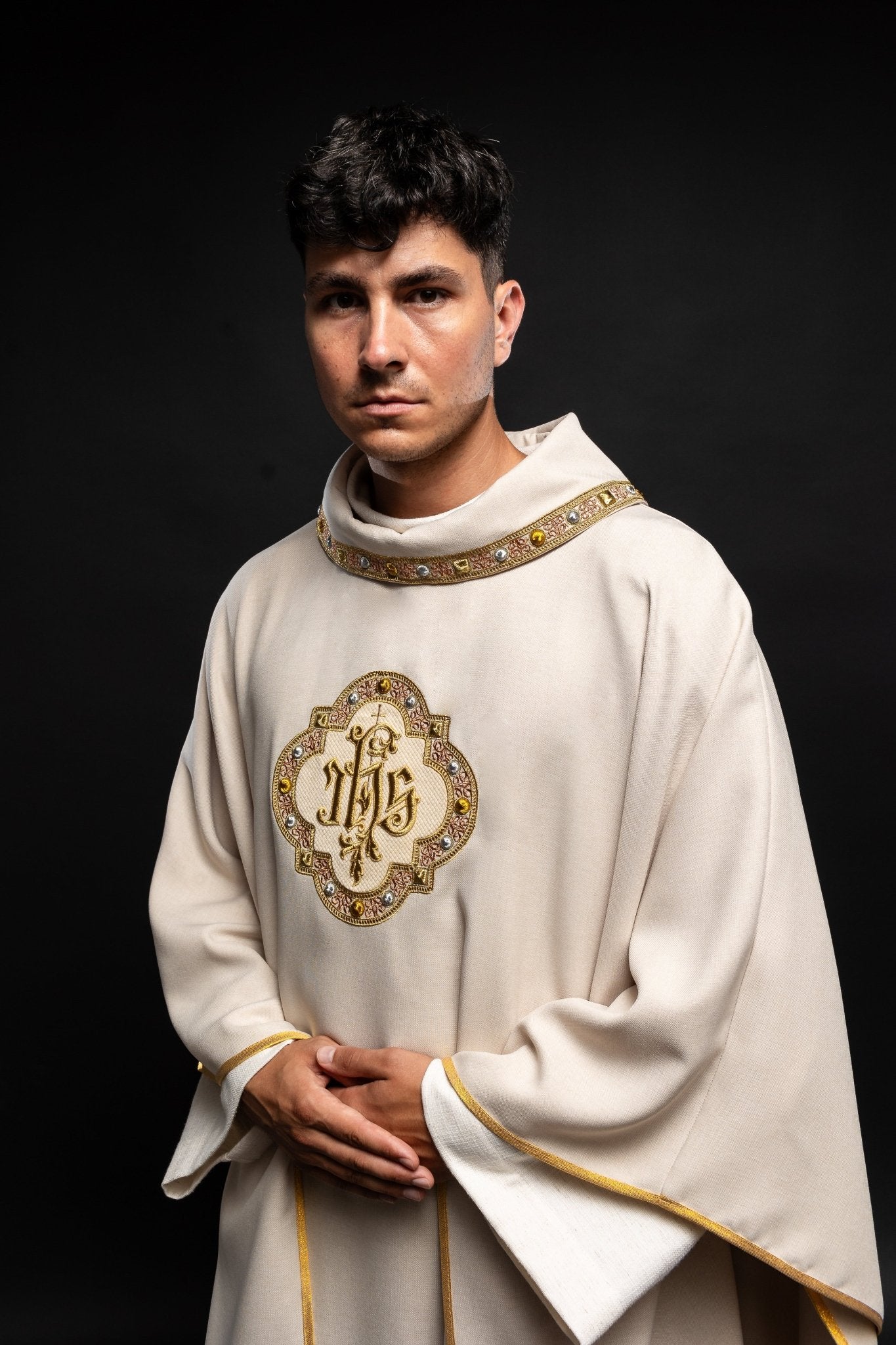 Cream colored chasuble with classic JHS symbol and colorful collar S - 7073 - 05 - 70 - HAFTINAUSA.COM