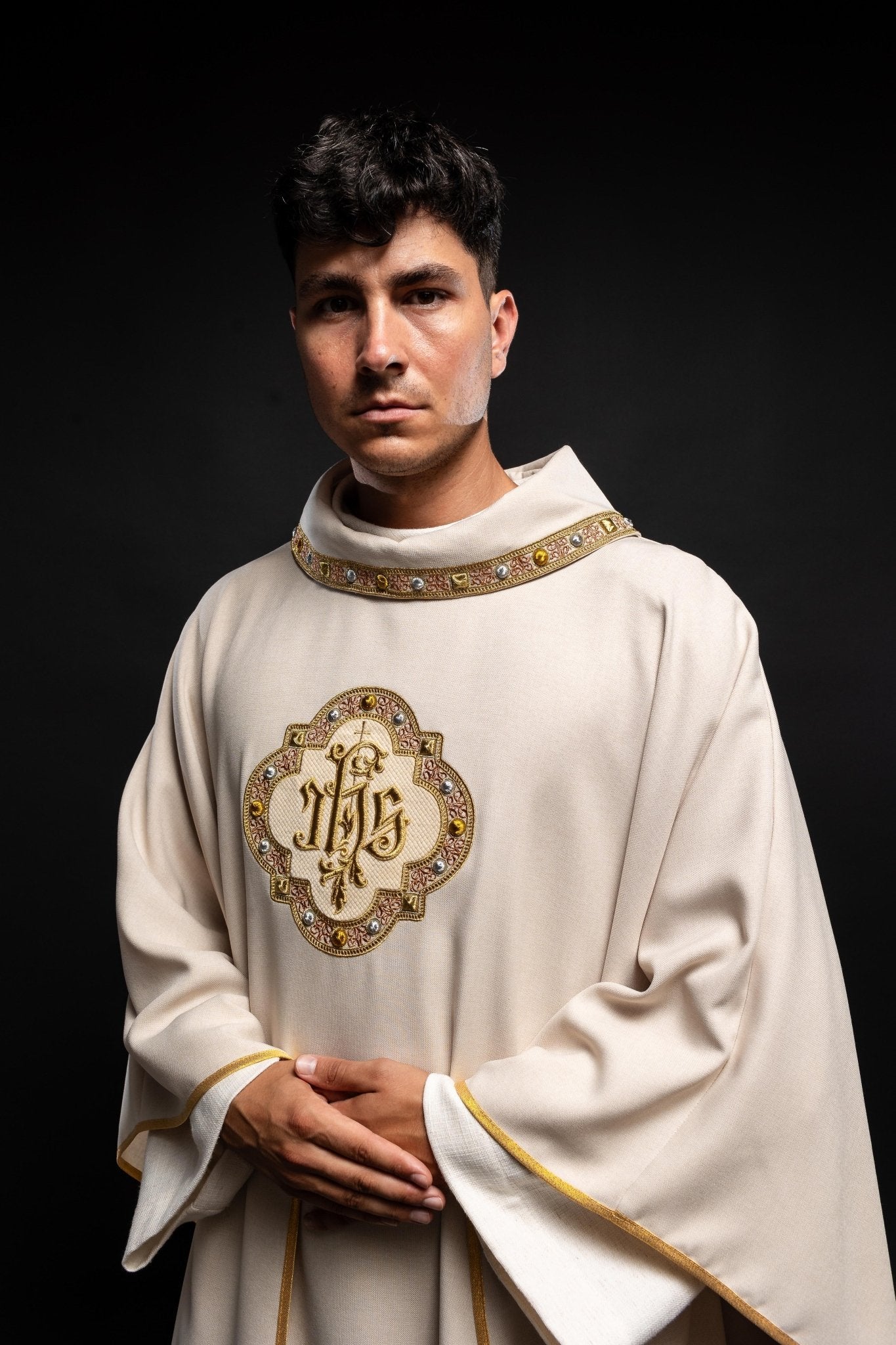 Cream colored chasuble with classic JHS symbol and colorful collar S - 7073 - 05 - 70 - HAFTINAUSA.COM