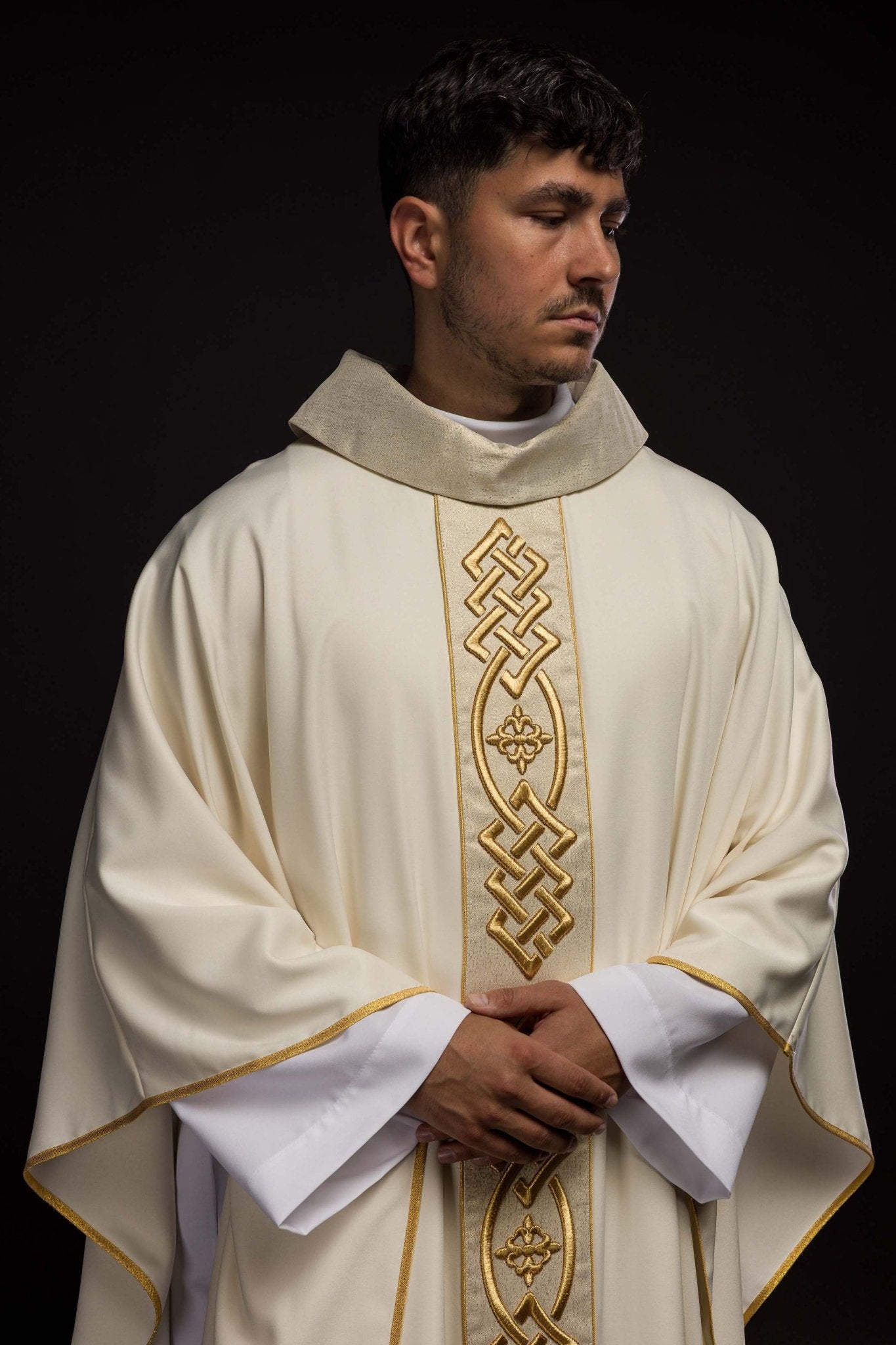 Cream colored chasuble with narrow embroidery KOR/266/05/53 - HAFTINAUSA.COM