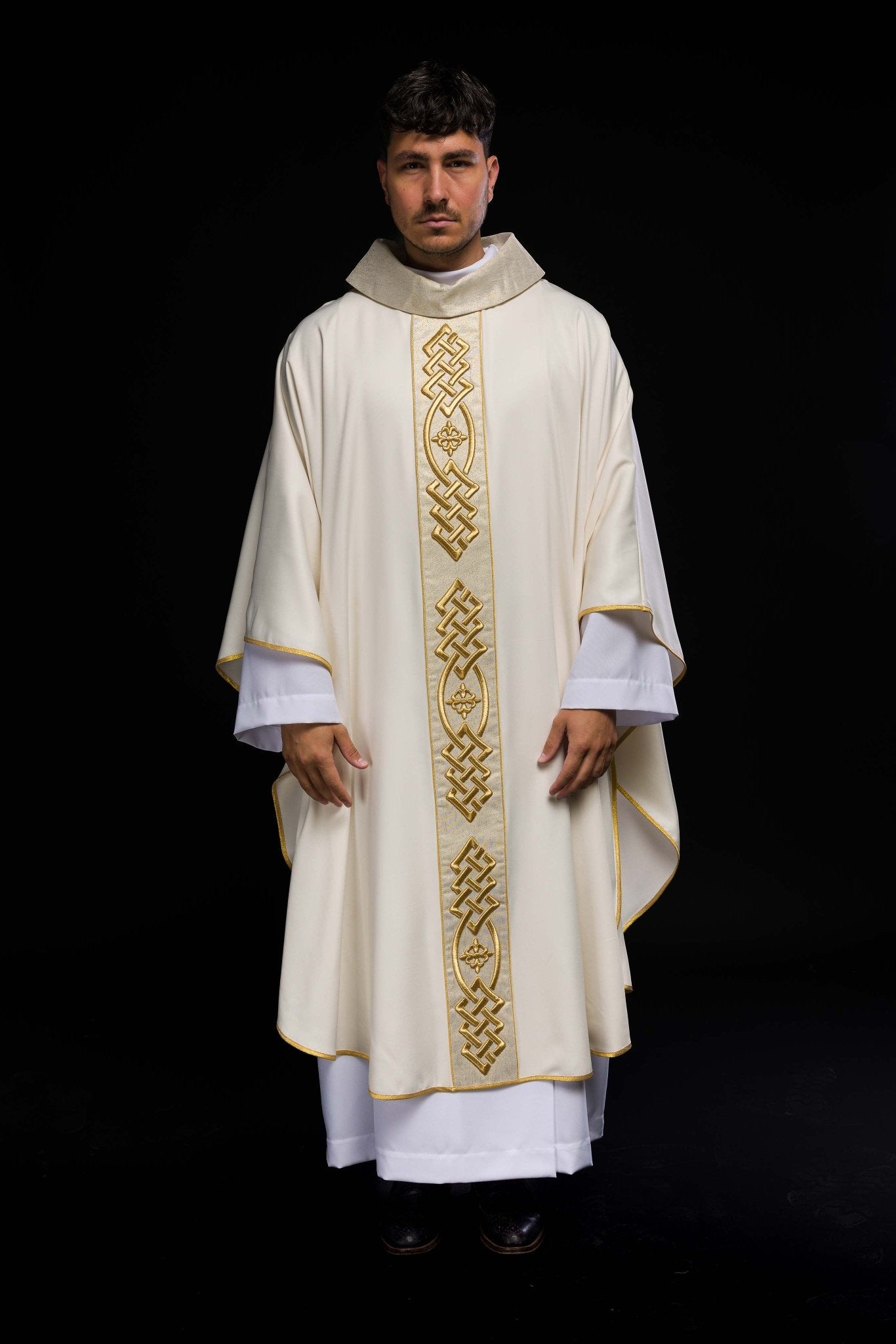 Cream colored chasuble with narrow embroidery KOR/266/05/53 - HAFTINAUSA.COM