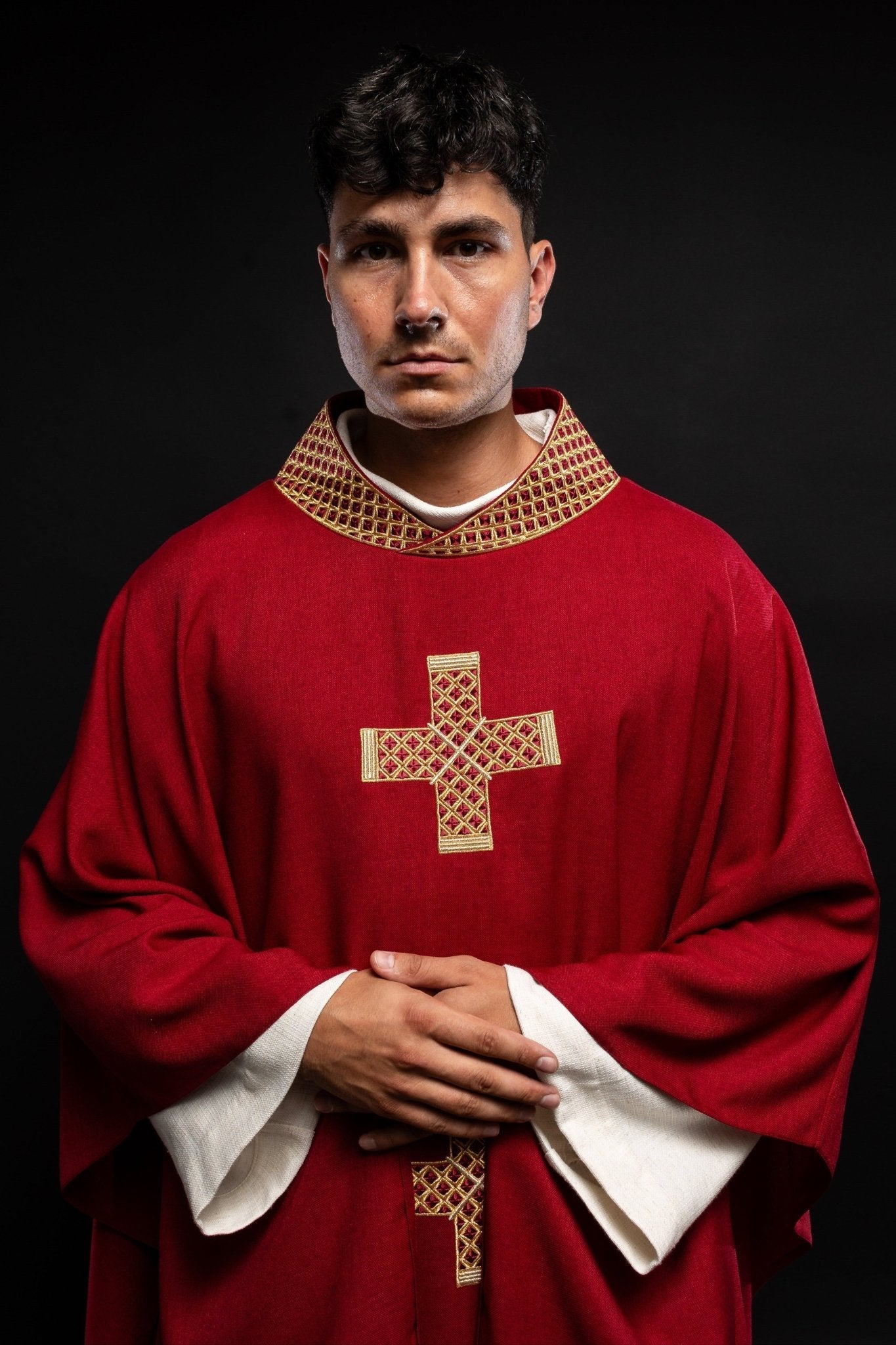 Dark red chasuble with decorative gold collar S - 7070 - 02 - 70 - HAFTINAUSA.COM