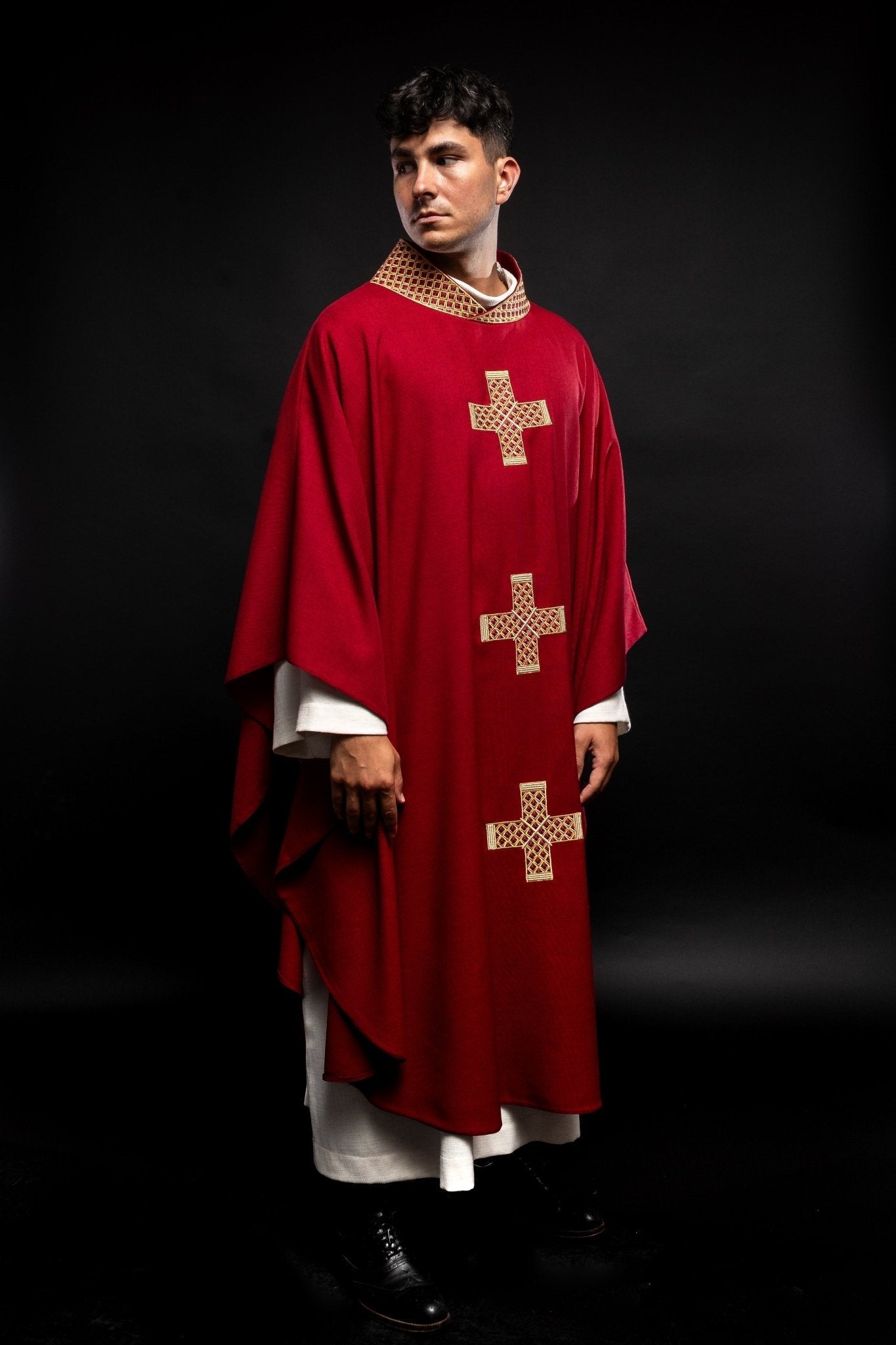 Dark red chasuble with decorative gold collar S - 7070 - 02 - 70 - HAFTINAUSA.COM