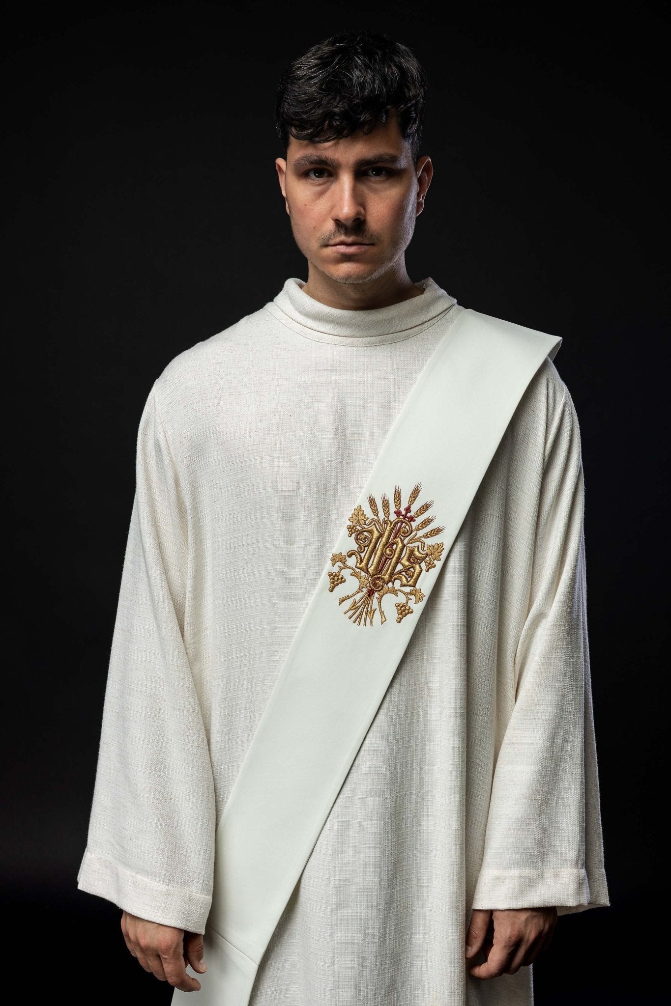 Deacon stole with grape and cross motif in ecru KSD/139/05/01 ECRU - HAFTINAUSA.COM