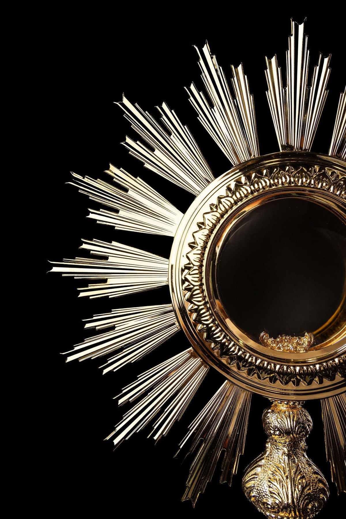 Close-up of the monstrance with gold-plated Baroque rim, glass luna, and radiant rays