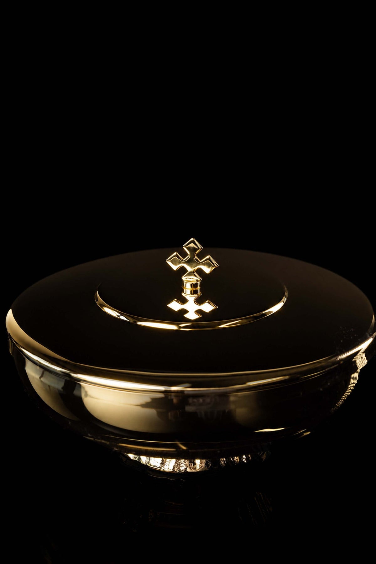Front close-up of the gold-plated brass ciborium lid with cross finial and decorative nodus