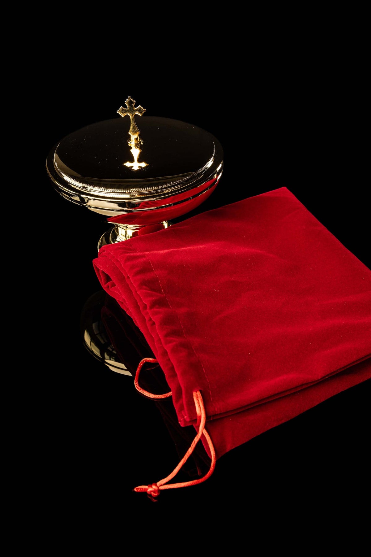 Top view of the ciborium lid with decorative cross