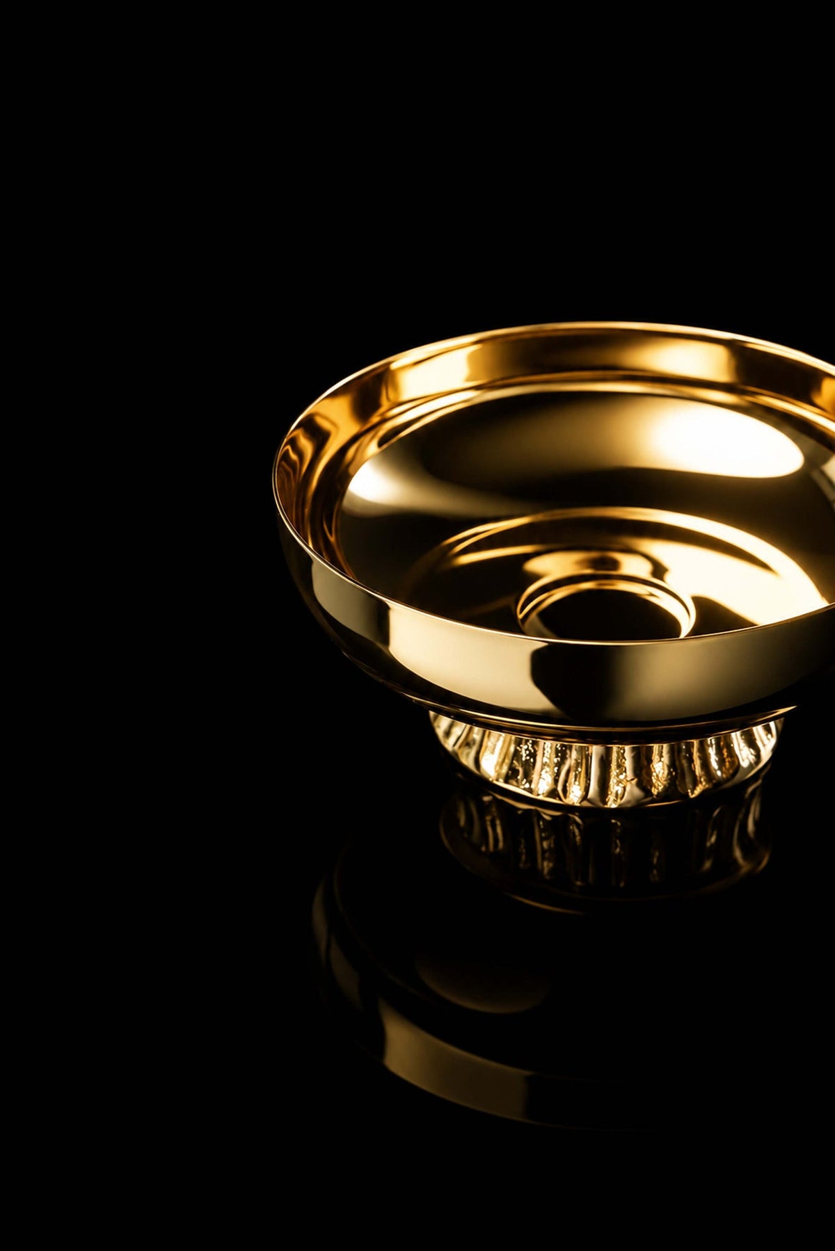 Angled view of the gold-plated paten showing the polished rim and fluted nodus