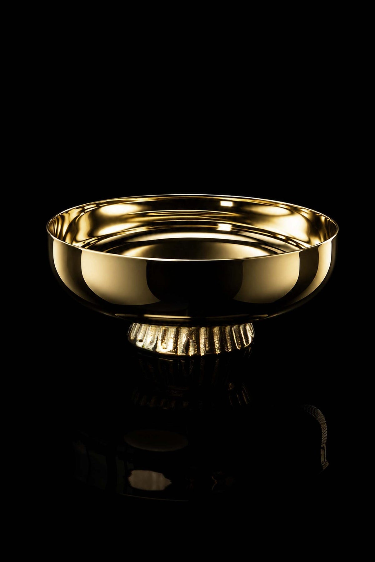 Front view of the gold-plated paten showing its vertically grooved nodus