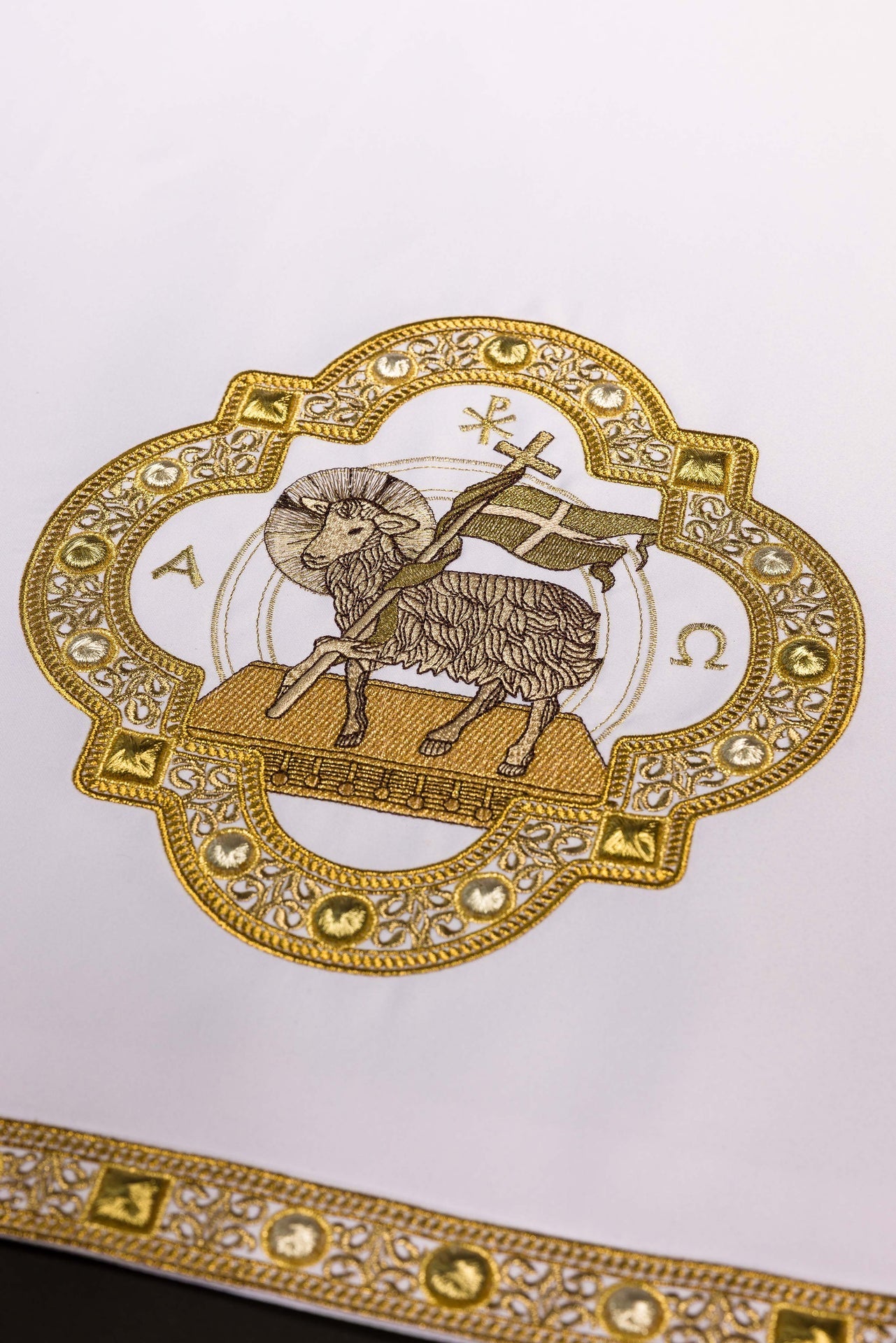 Easter altar cloth with embroidered Lamb S-8872-04 150*300 - CHASUBLES.COM