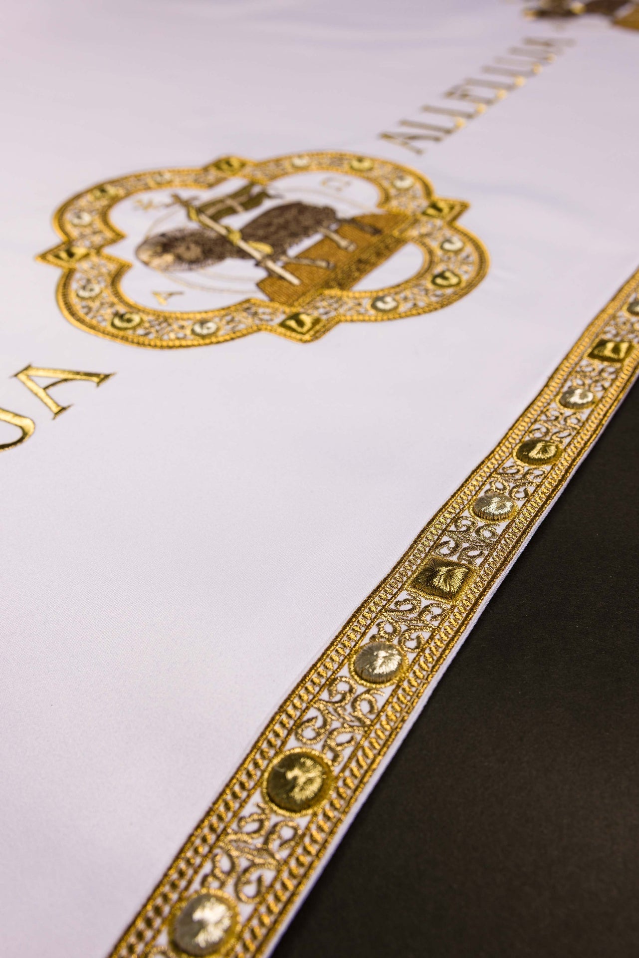 Easter altar cloth with embroidered Lamb S-8872-04 150*300 - CHASUBLES.COM
