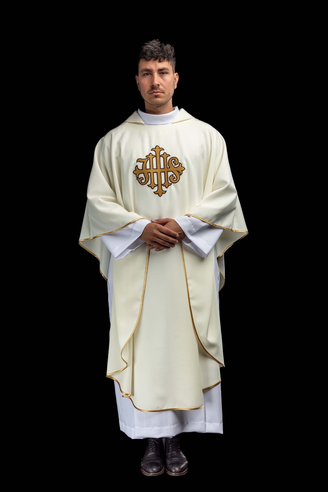 Ecru chasuble embroidered with the JHS symbol and a wide collar KOK/005/05/12/KARO - CHASUBLES.COM