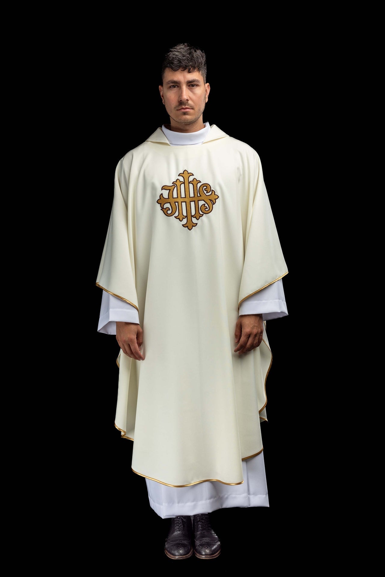Ecru chasuble embroidered with the JHS symbol and a wide collar KOK/005/05/12/KARO - CHASUBLES.COM