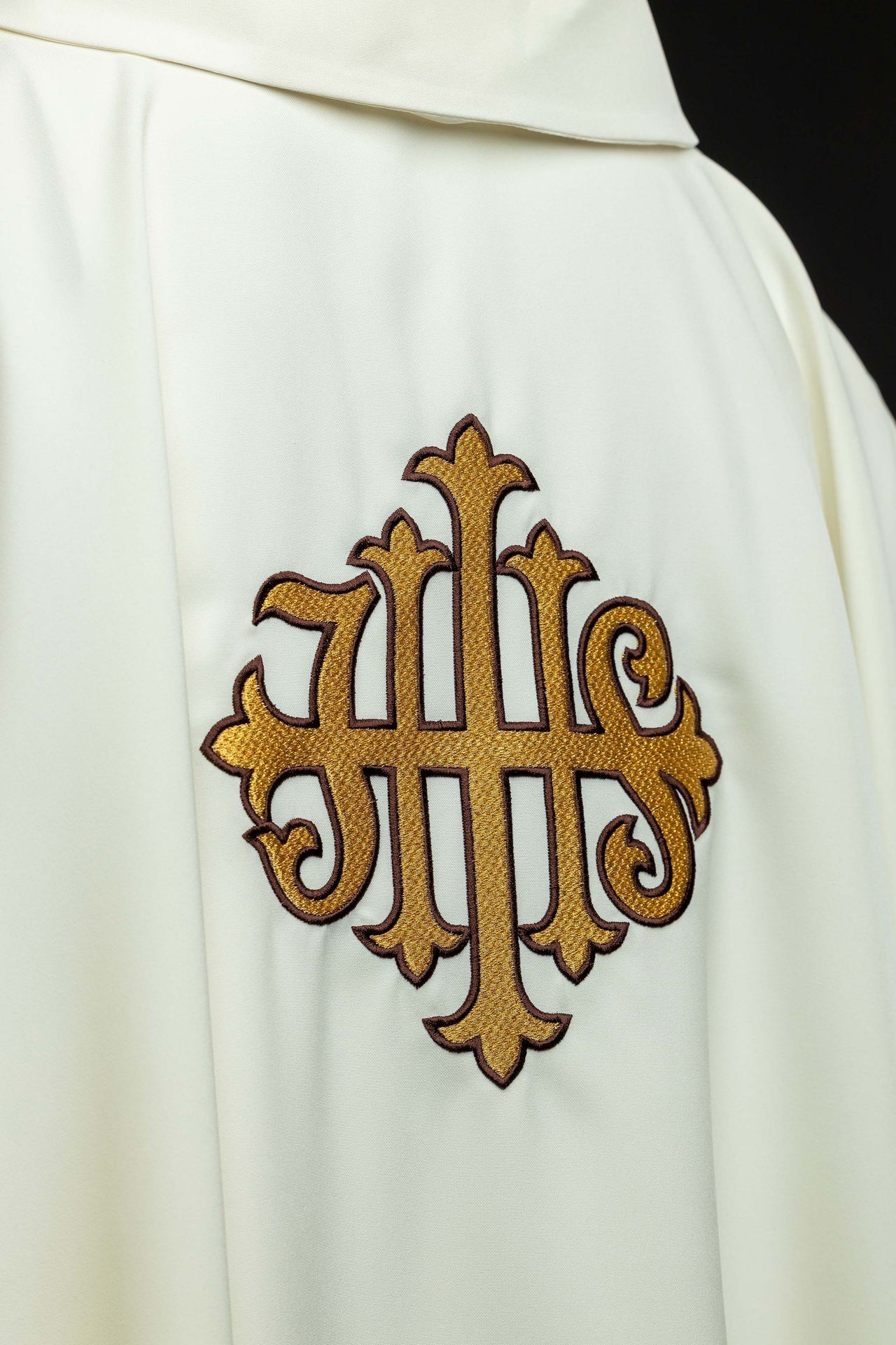Ecru chasuble embroidered with the JHS symbol and a wide collar KOK/005/05/12/KARO - CHASUBLES.COM