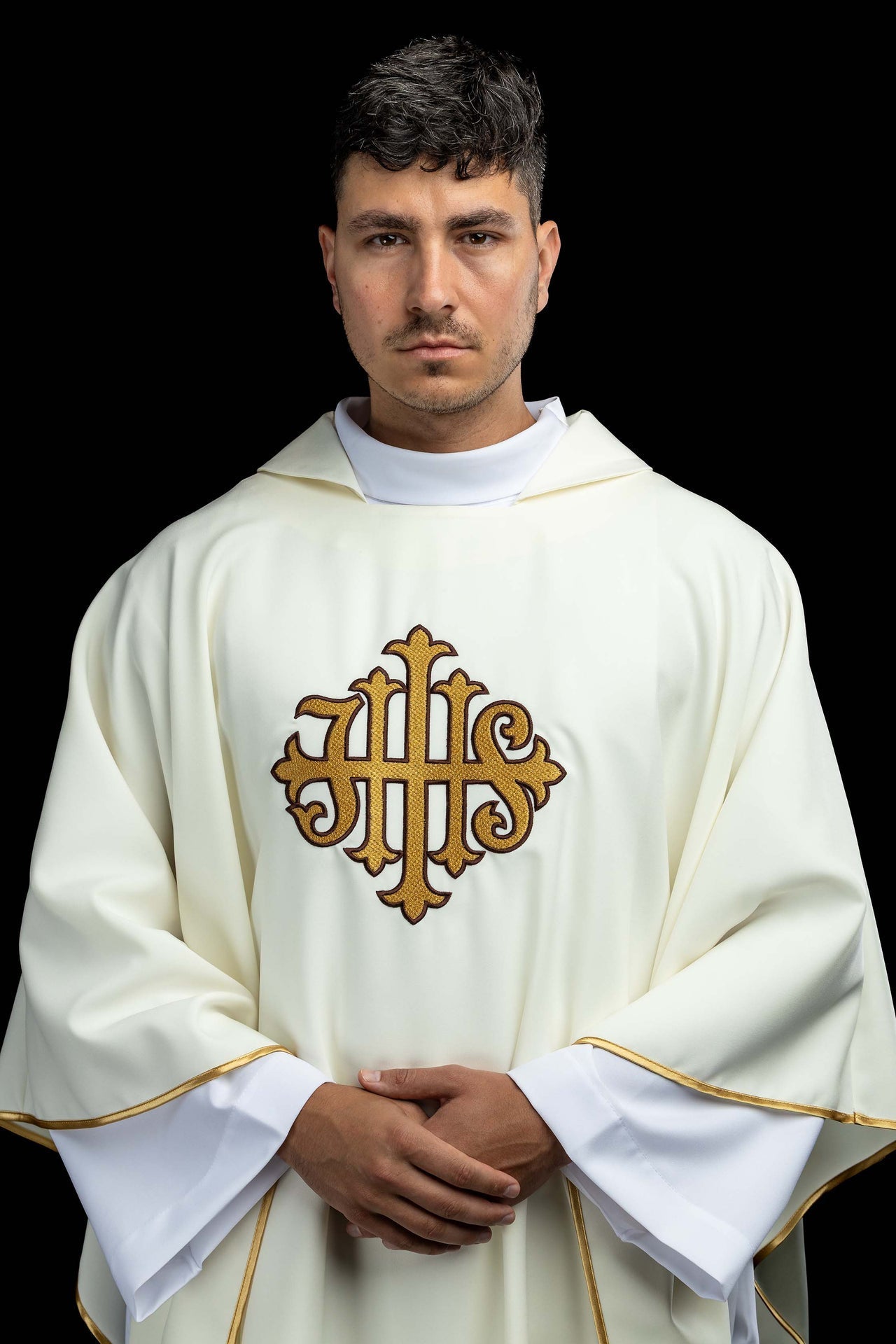 Ecru chasuble embroidered with the JHS symbol and a wide collar KOK/005/05/12/KARO - CHASUBLES.COM