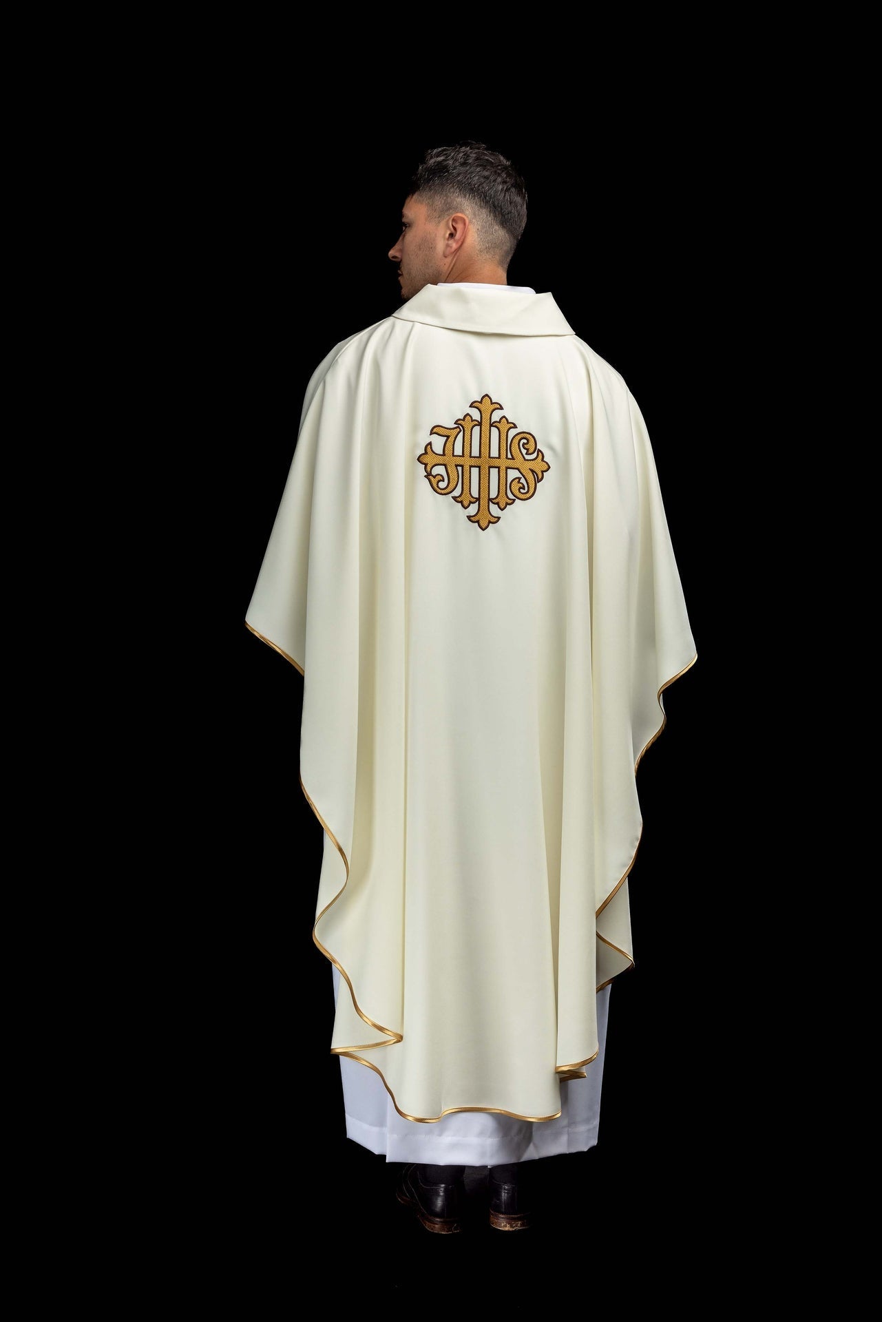 Ecru chasuble embroidered with the JHS symbol and a wide collar KOK/005/05/12/KARO - CHASUBLES.COM