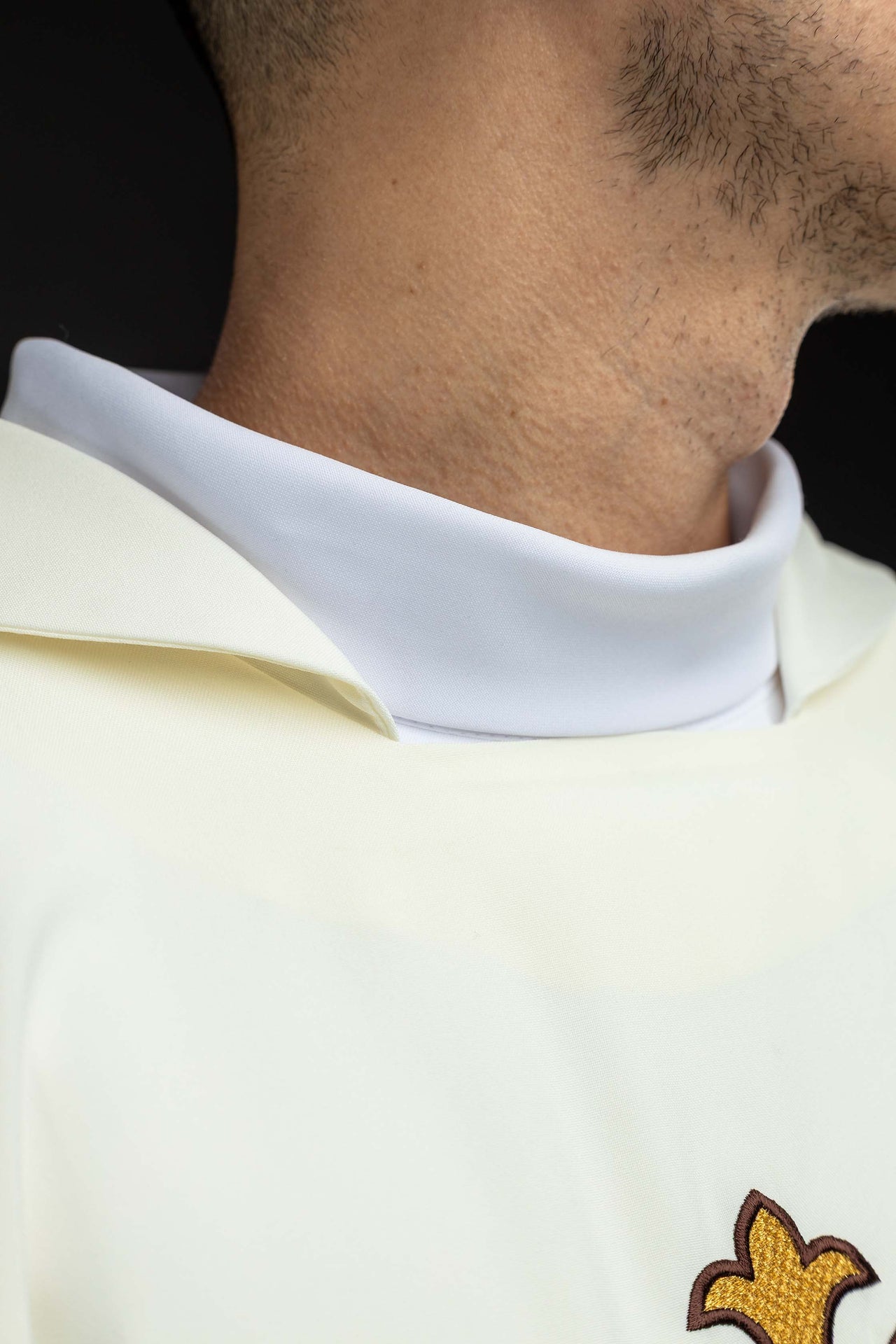 Ecru chasuble embroidered with the JHS symbol and a wide collar KOK/005/05/12/KARO - CHASUBLES.COM