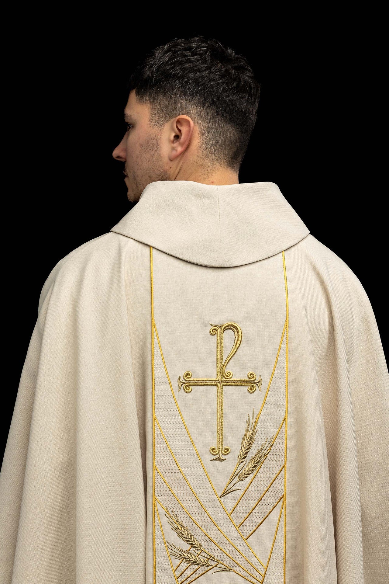 Ecru chasuble with an embroidered Pax band LE/7050/05 - CHASUBLES.COM