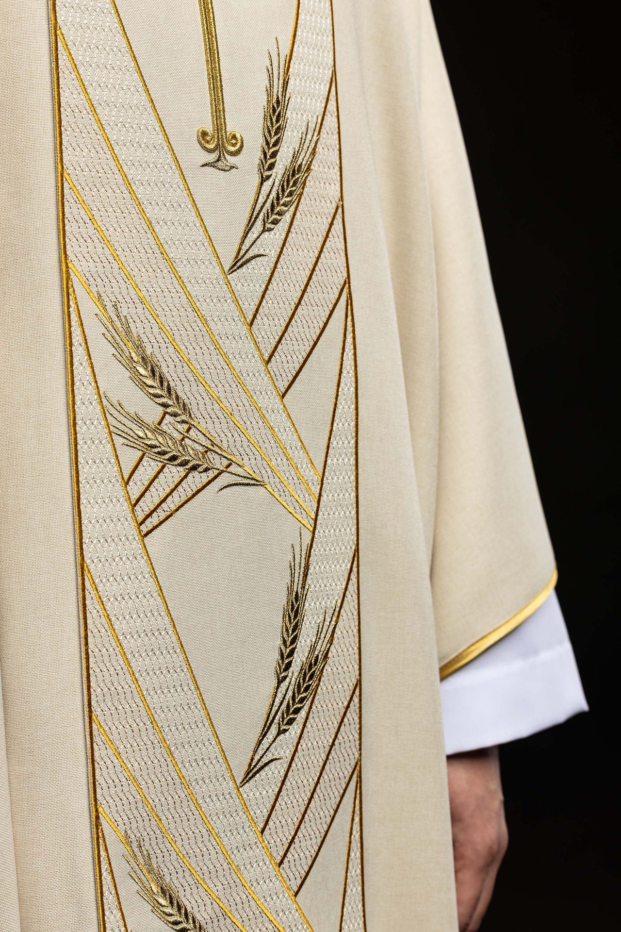 Ecru chasuble with an embroidered Pax band LE/7050/05 - CHASUBLES.COM