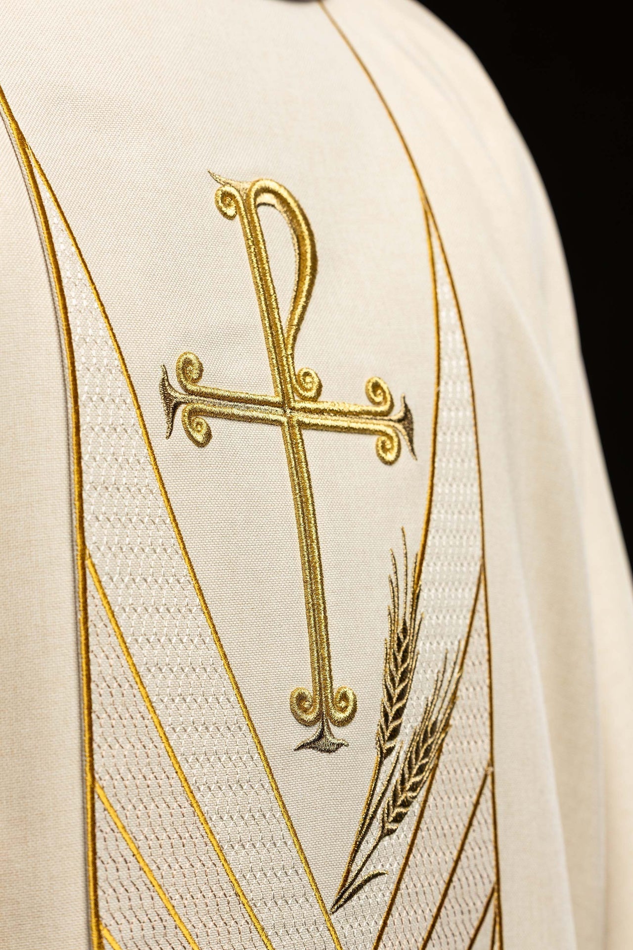 Ecru chasuble with an embroidered Pax band LE/7050/05 - CHASUBLES.COM