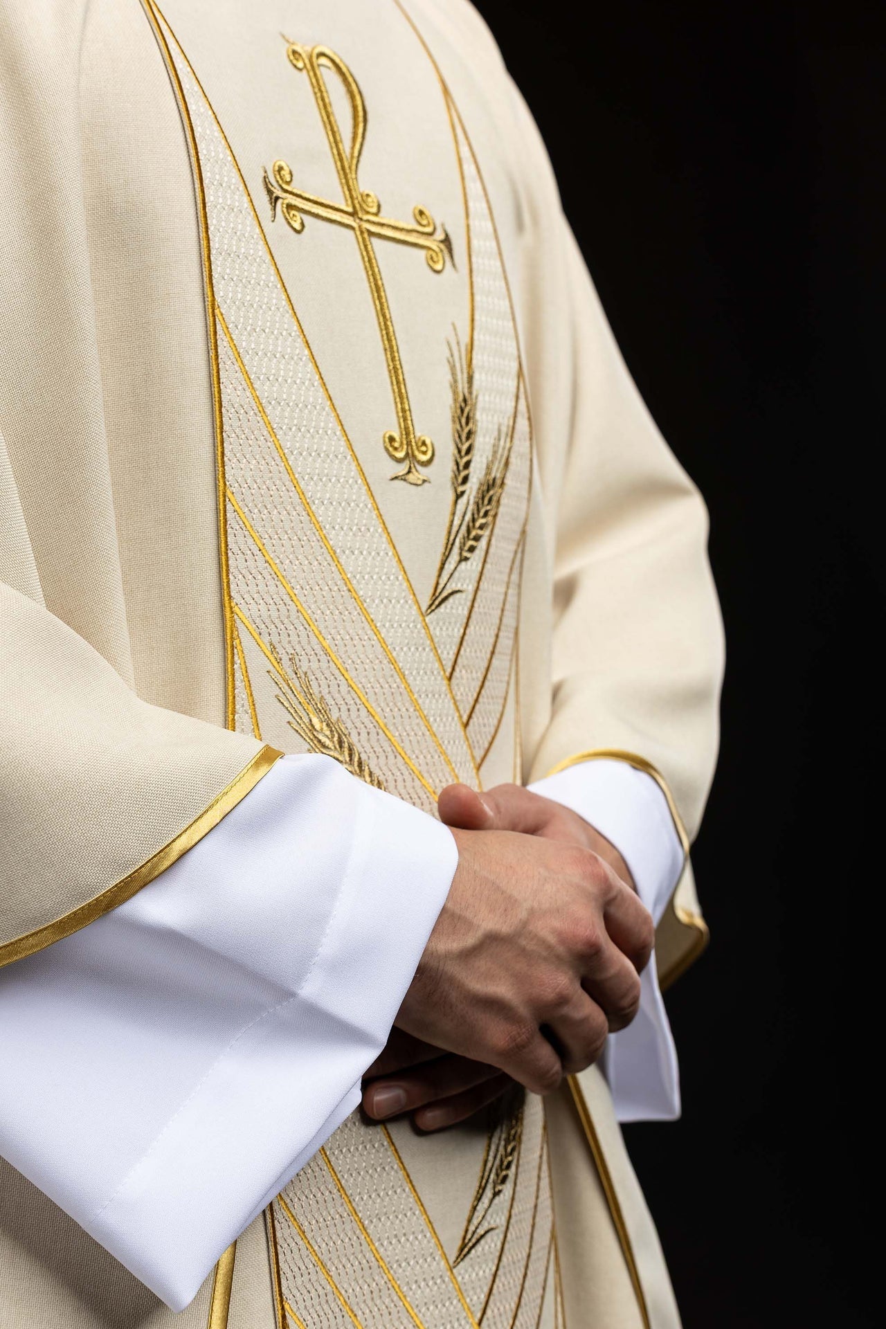 Ecru chasuble with an embroidered Pax band LE/7050/05 - CHASUBLES.COM