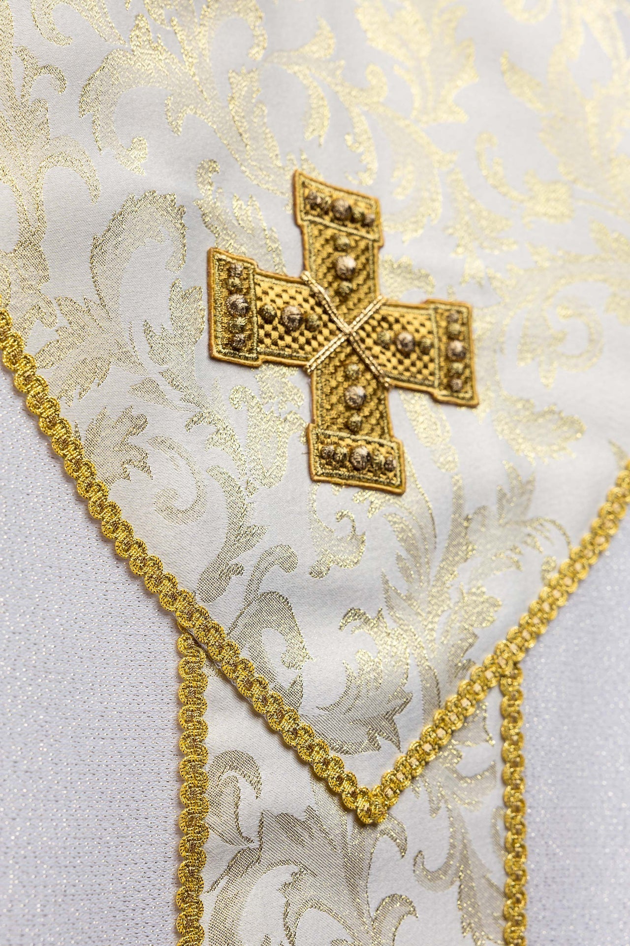 Ecru Chasuble with Cross Adorned with Jacquard Fabric LE/7075/05 - CHASUBLES.COM