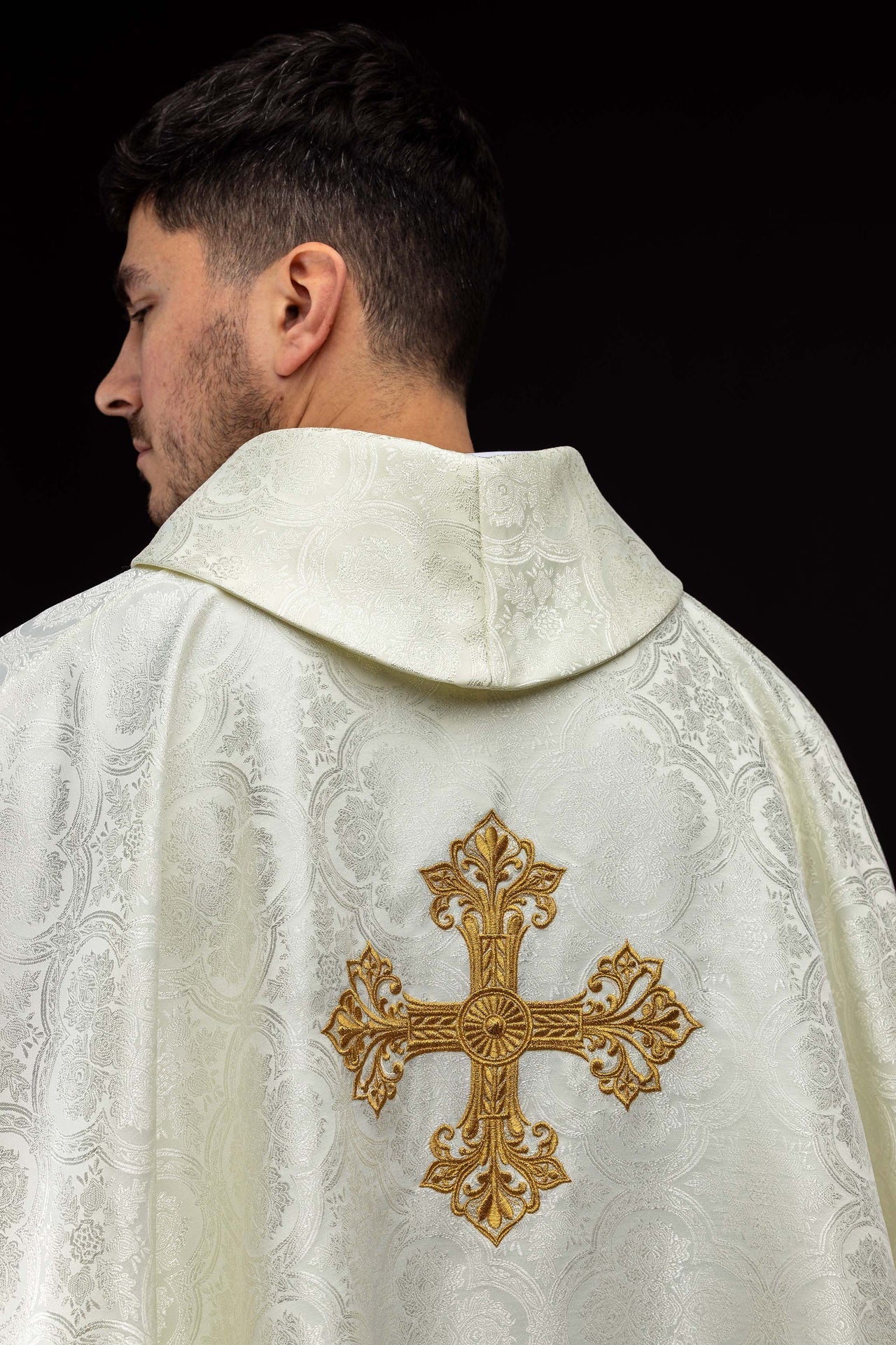 Ecru chasuble with cross jacquard fabric KOR/403/05/11 - CHASUBLES.COM