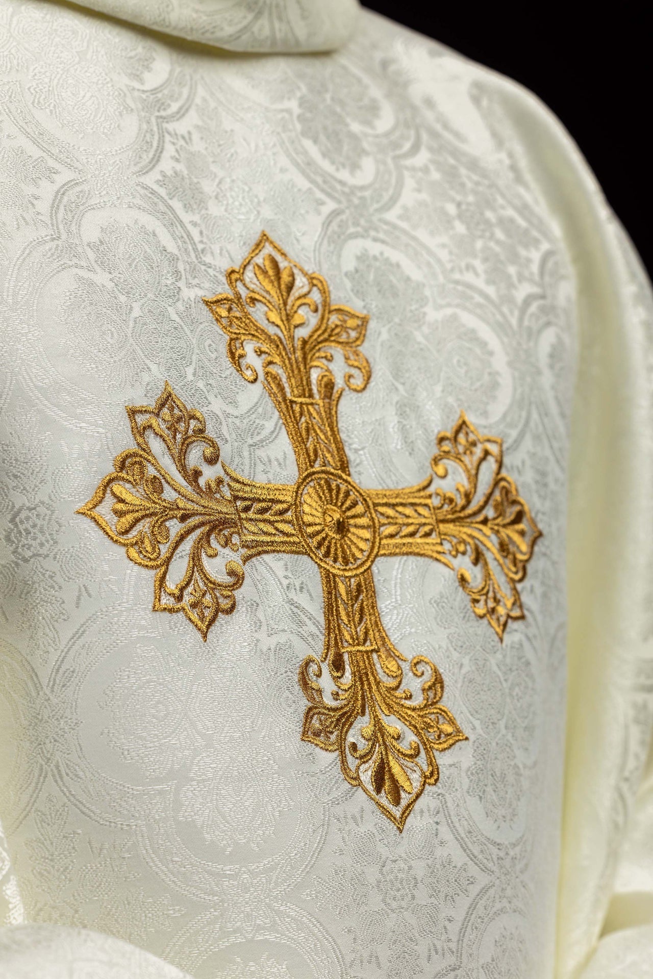 Ecru chasuble with cross jacquard fabric KOR/403/05/11 - CHASUBLES.COM