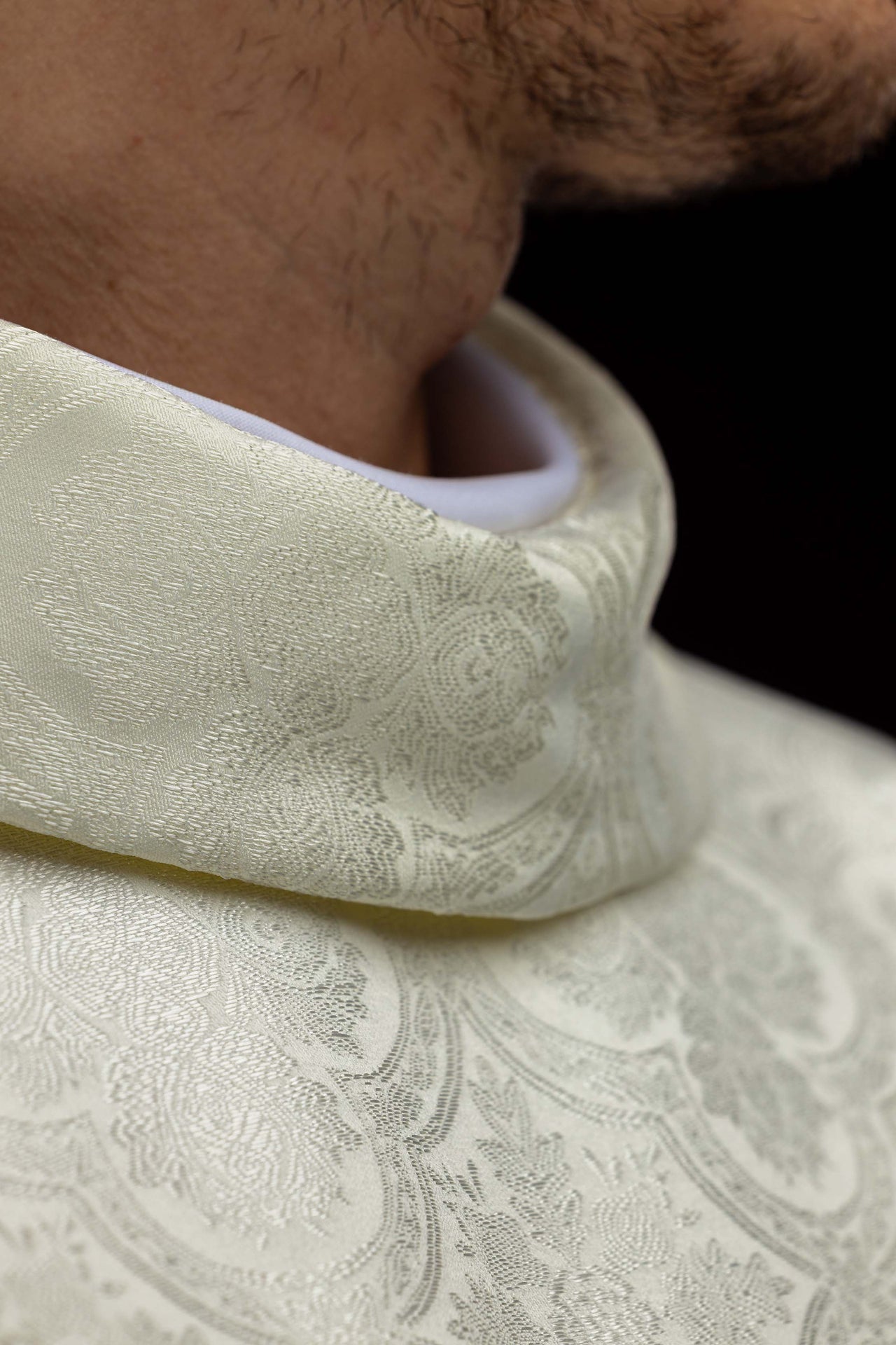 Ecru chasuble with cross jacquard fabric KOR/403/05/11 - CHASUBLES.COM
