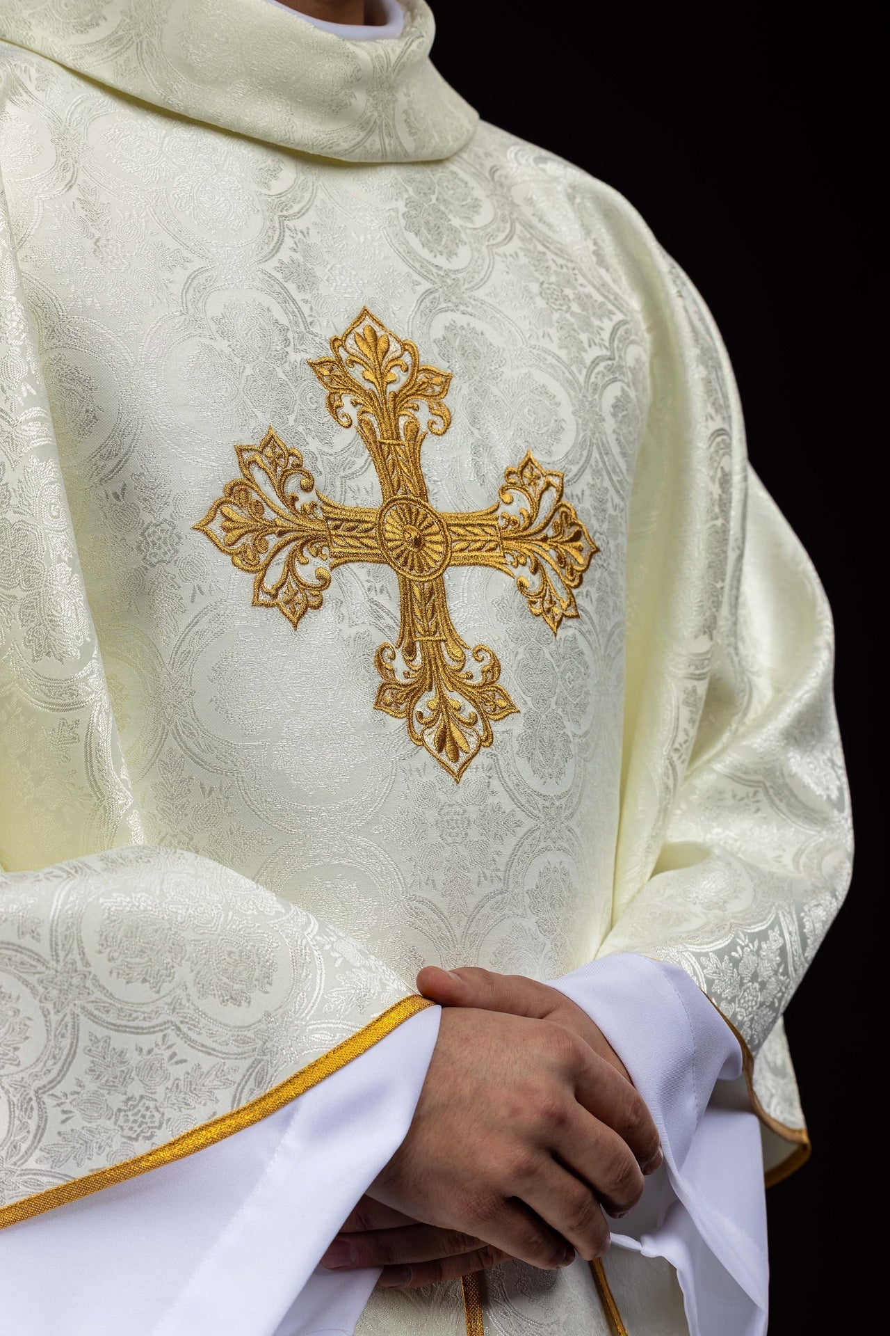 Ecru chasuble with cross jacquard fabric KOR/403/05/11 - CHASUBLES.COM