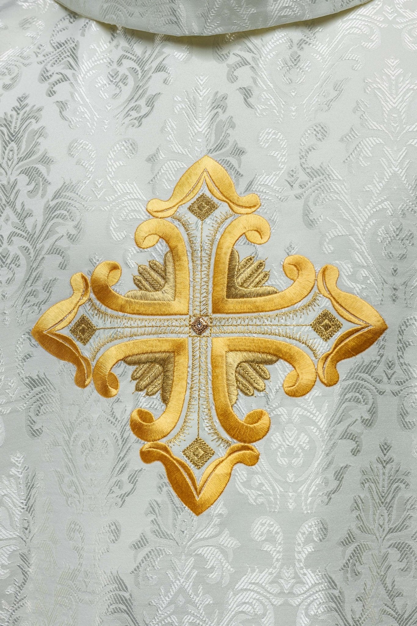 Ecru chasuble with cross made of patterned fabric HIT/197007/05/67 ECRU - HAFTINAUSA.COM