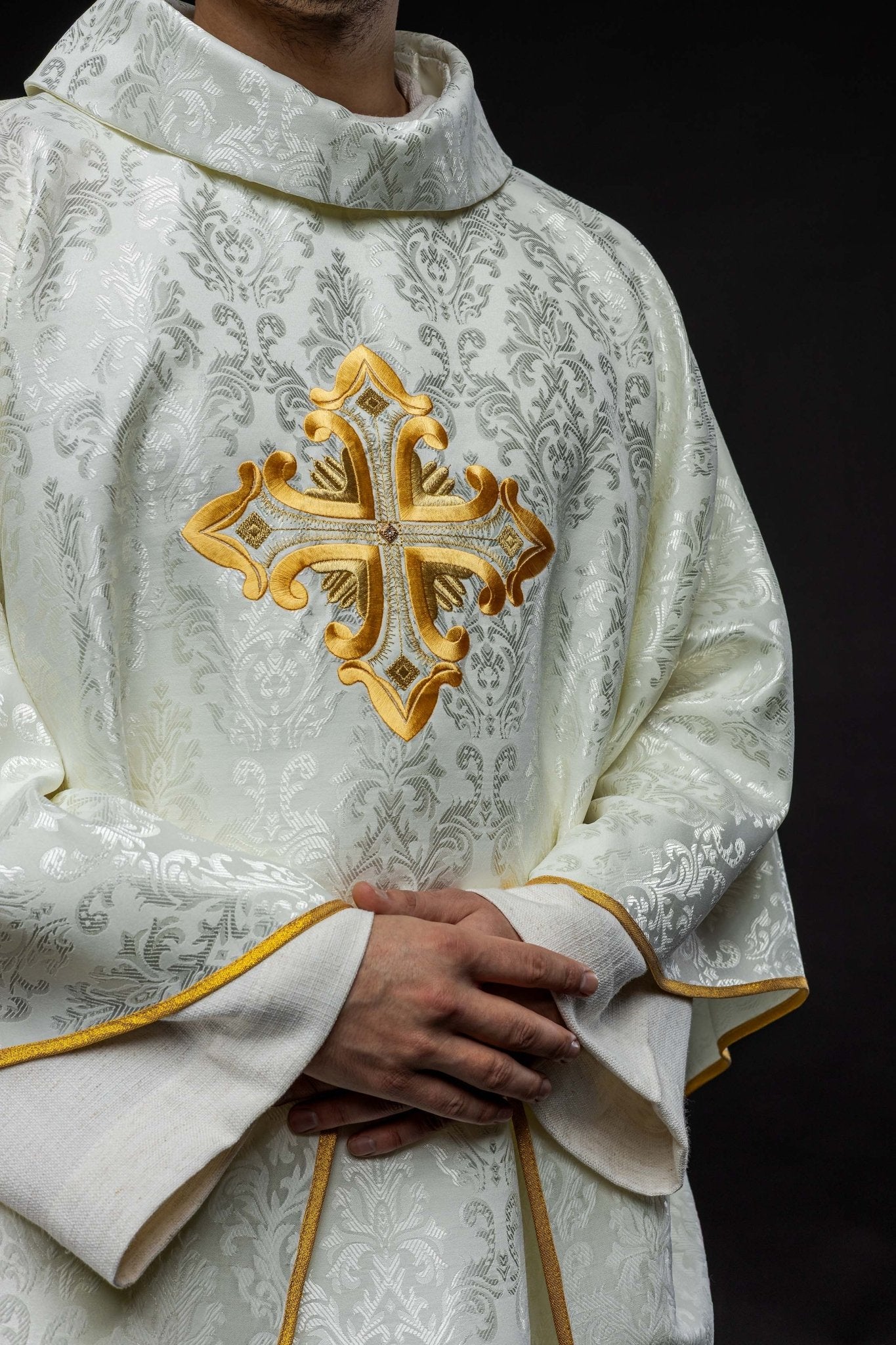 Ecru chasuble with cross made of patterned fabric HIT/197007/05/67 ECRU - HAFTINAUSA.COM