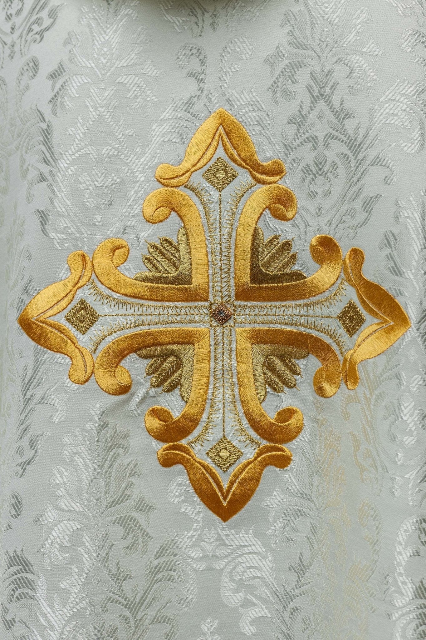 Ecru chasuble with cross made of patterned fabric HIT/197007/05/67 ECRU - HAFTINAUSA.COM