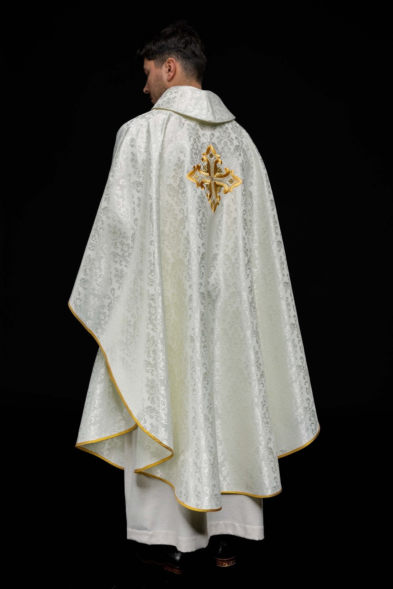 Ecru chasuble with cross made of patterned fabric HIT/197007/05/67 ECRU - HAFTINAUSA.COM