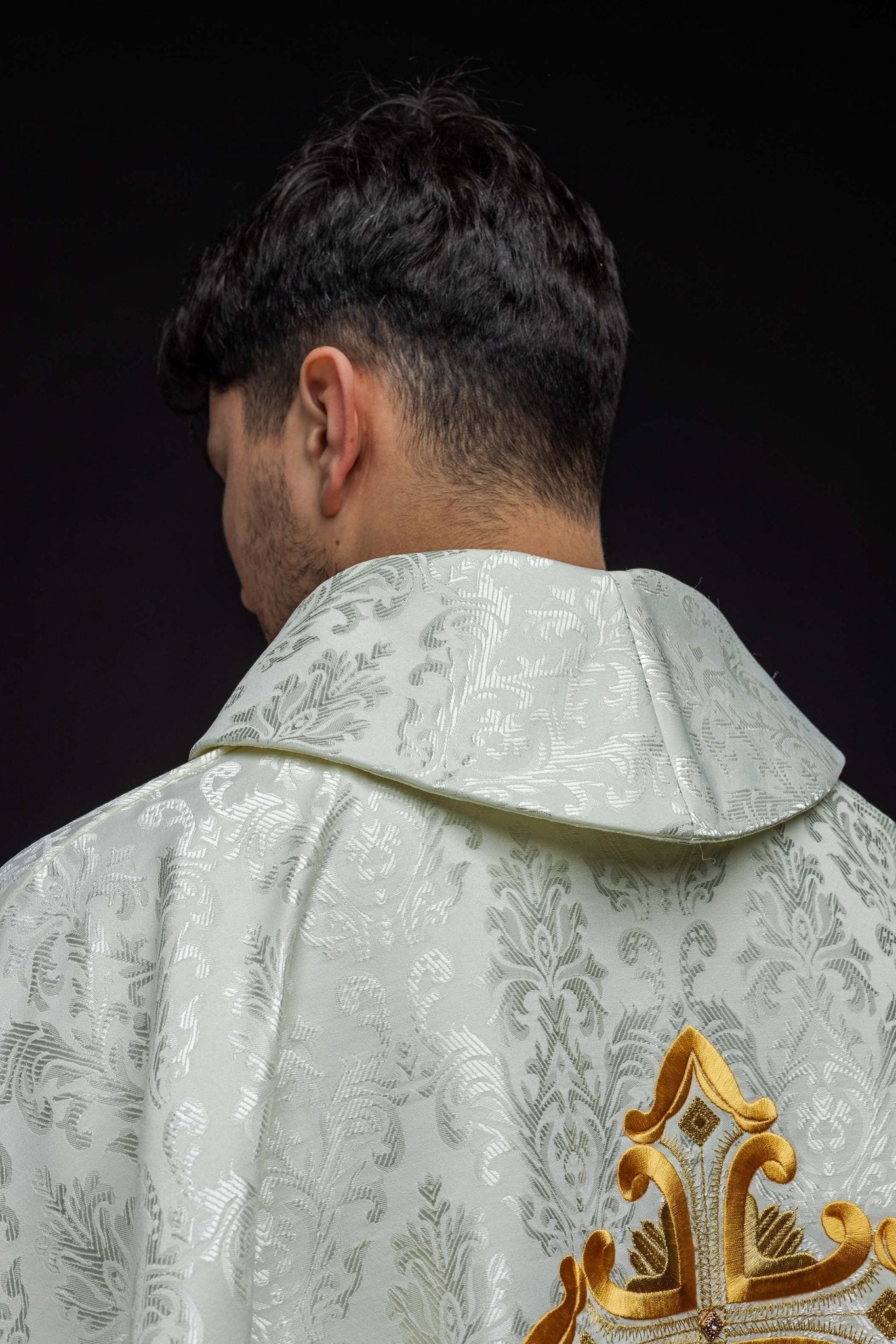 Ecru chasuble with cross made of patterned fabric HIT/197007/05/67 ECRU - HAFTINAUSA.COM
