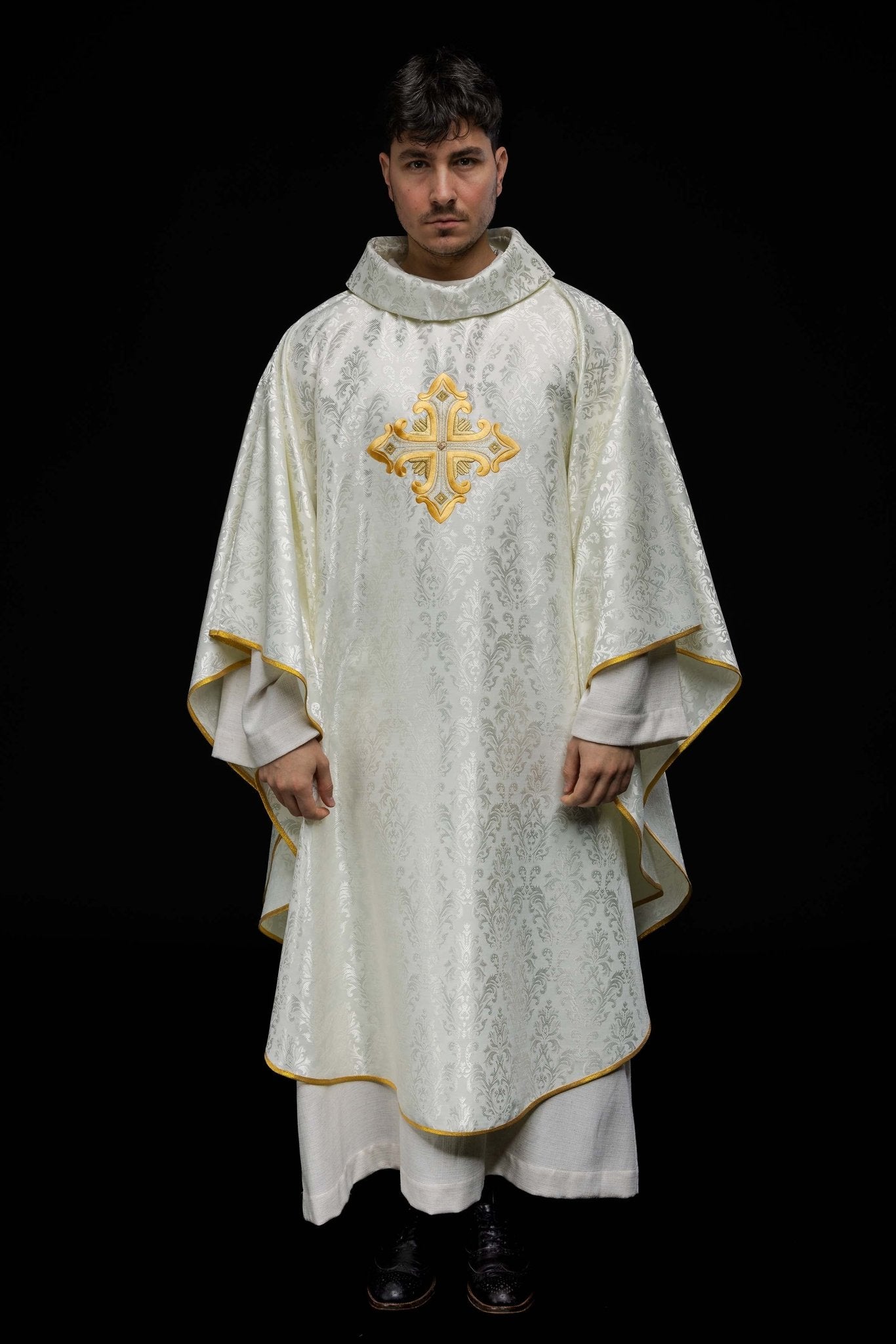 Ecru chasuble with cross made of patterned fabric HIT/197007/05/67 ECRU - HAFTINAUSA.COM