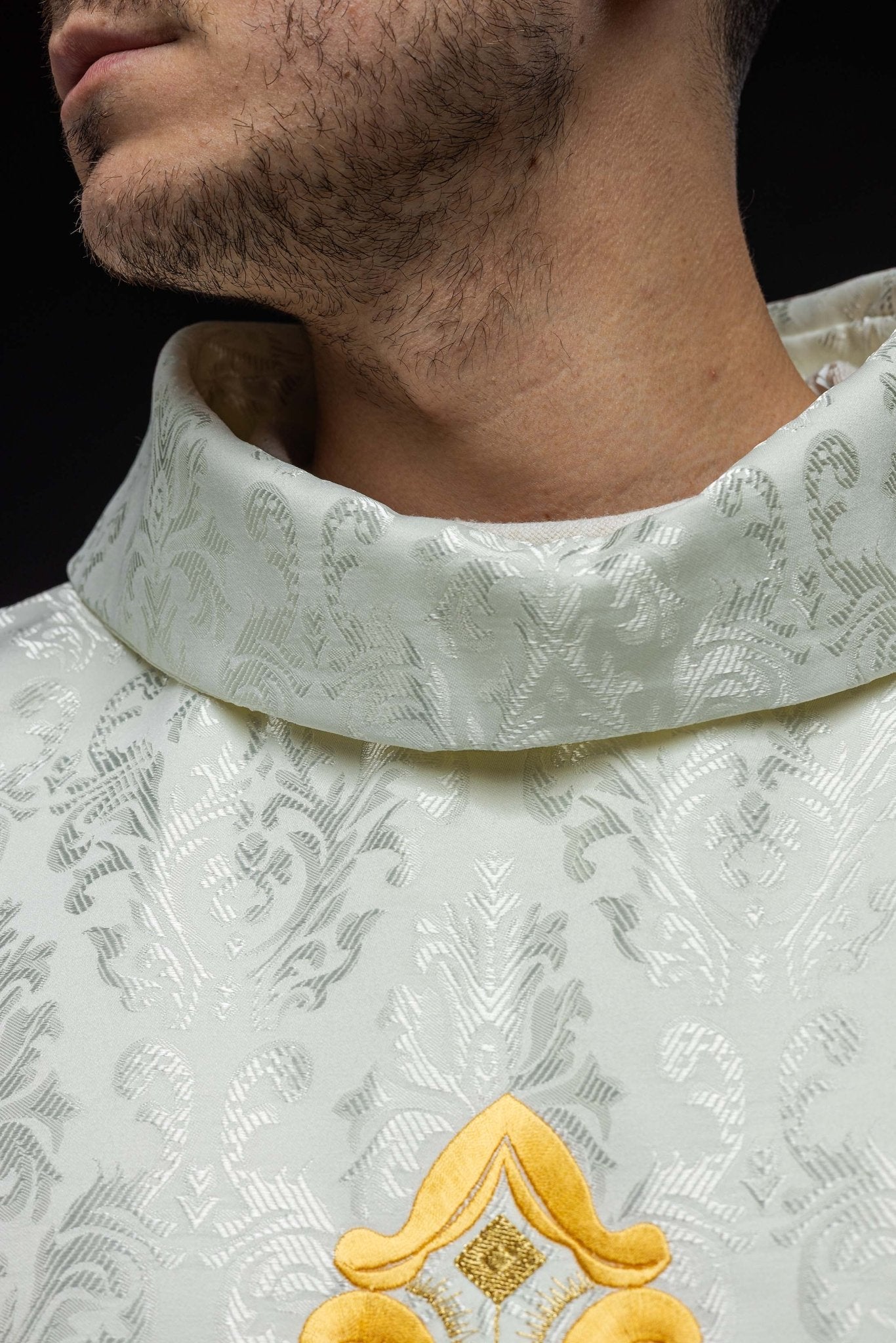 Ecru chasuble with cross made of patterned fabric HIT/197007/05/67 ECRU - HAFTINAUSA.COM