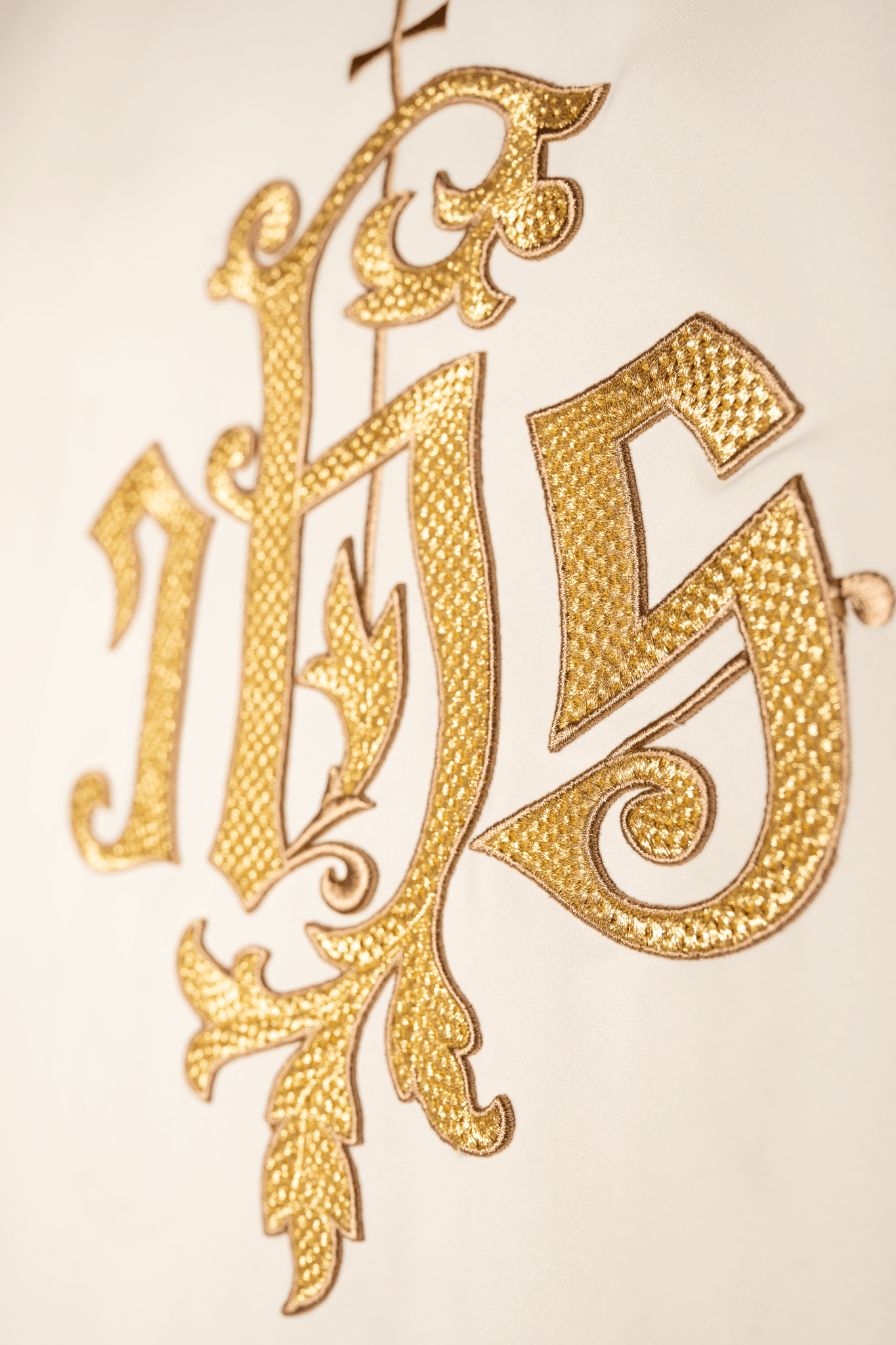 Ecru chasuble with golden IHS embroidery KDT/7047/05/12 - CHASUBLES.COM