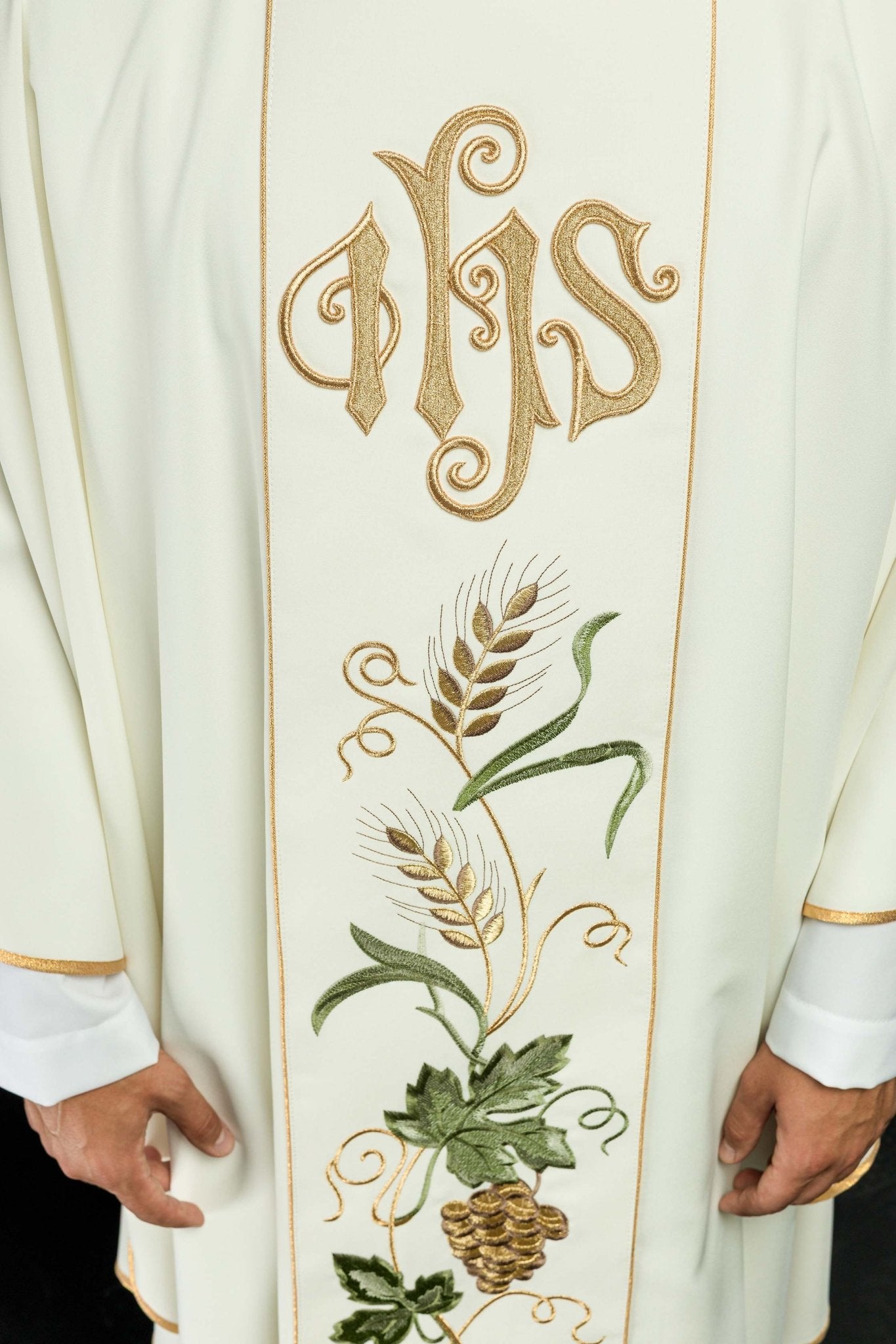 Ecru chasuble with IHS and grapes embroidery KOR/117/05/01 ECRU - CHASUBLES.COM