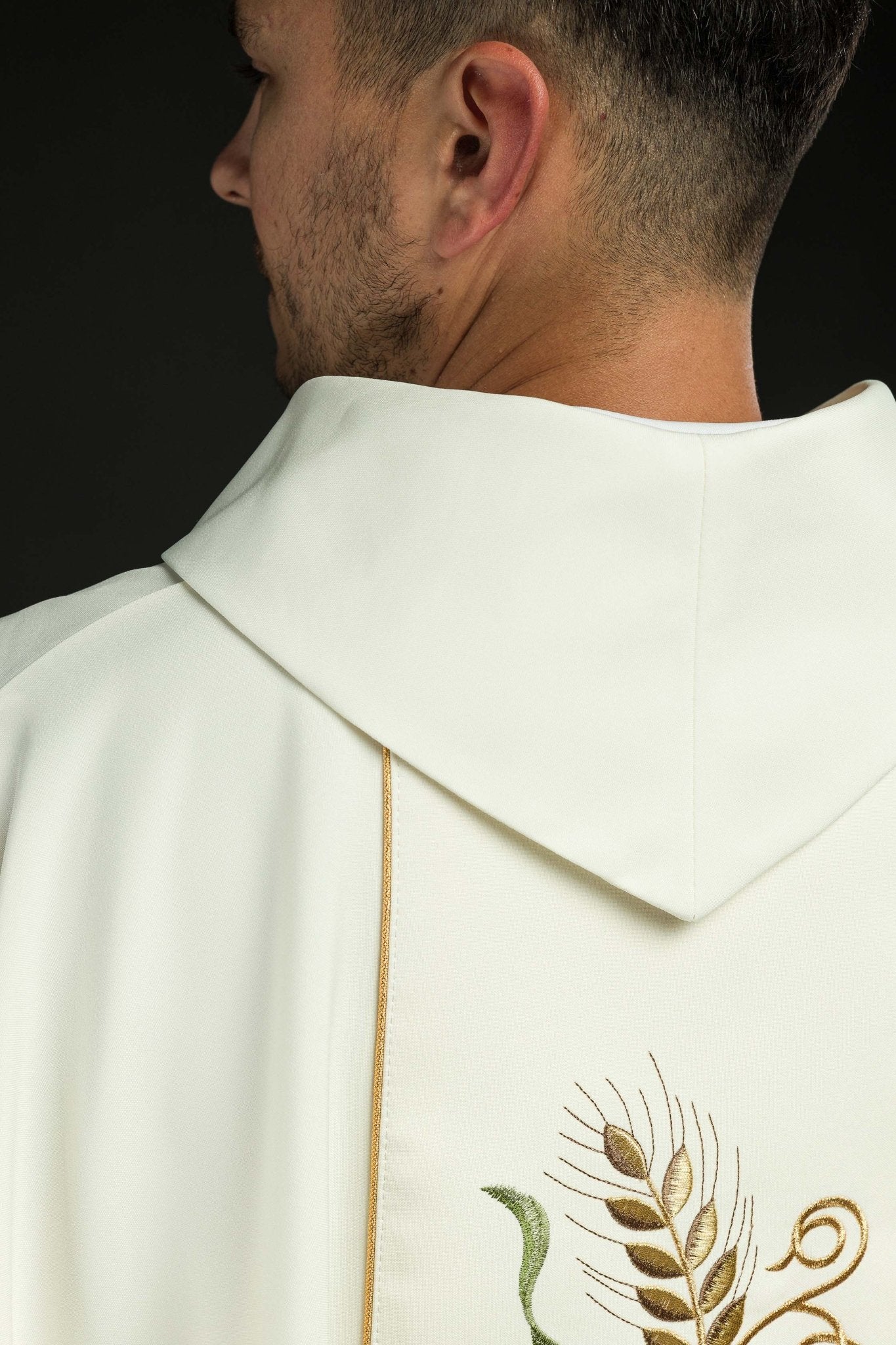 Ecru chasuble with IHS and grapes embroidery KOR/117/05/01 ECRU - CHASUBLES.COM