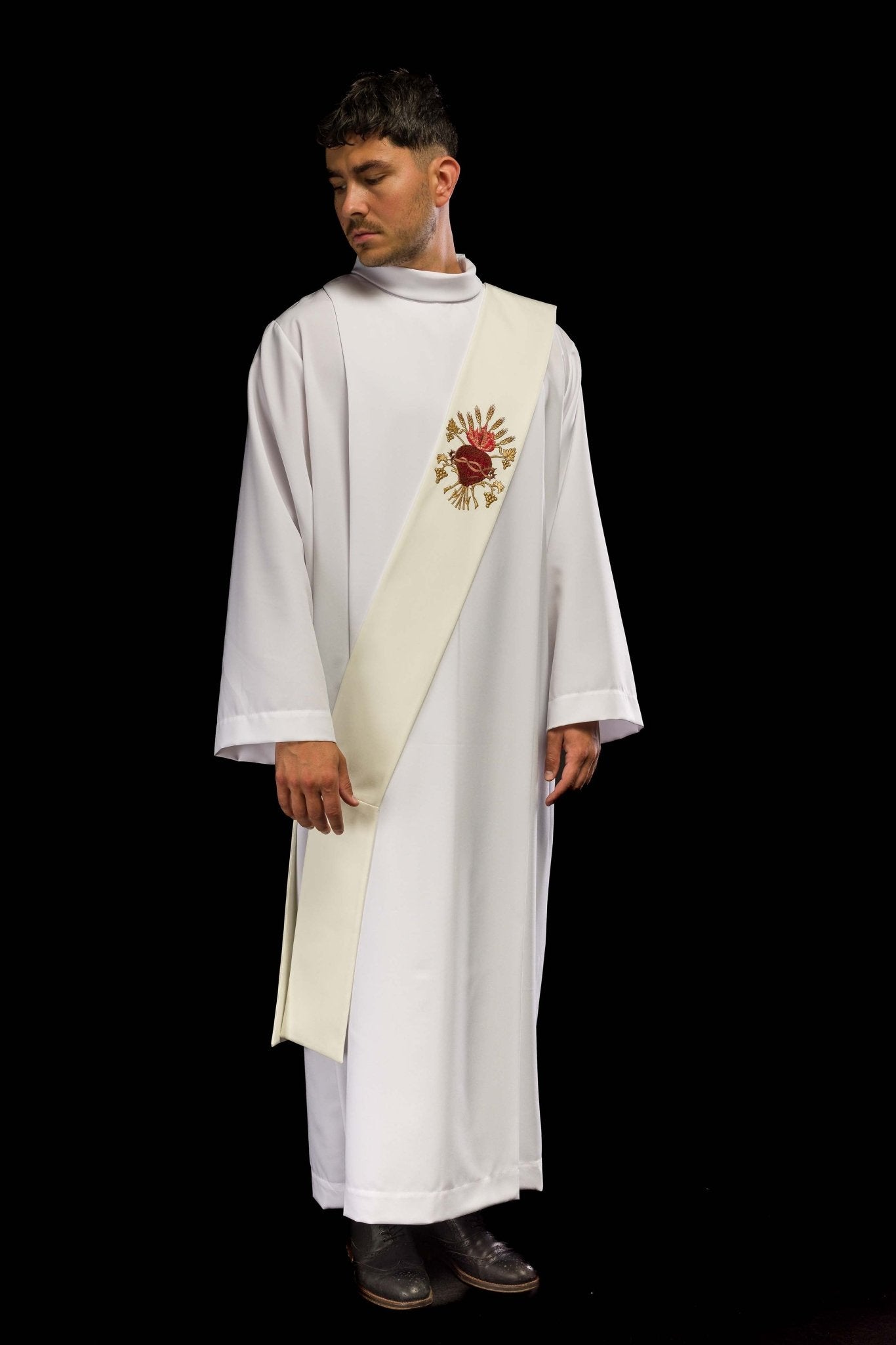 Ecru Deacon stole with the embroidery of the Sacred Heart of Jesus KSD/137/05/01 ECRU - HAFTINAUSA.COM