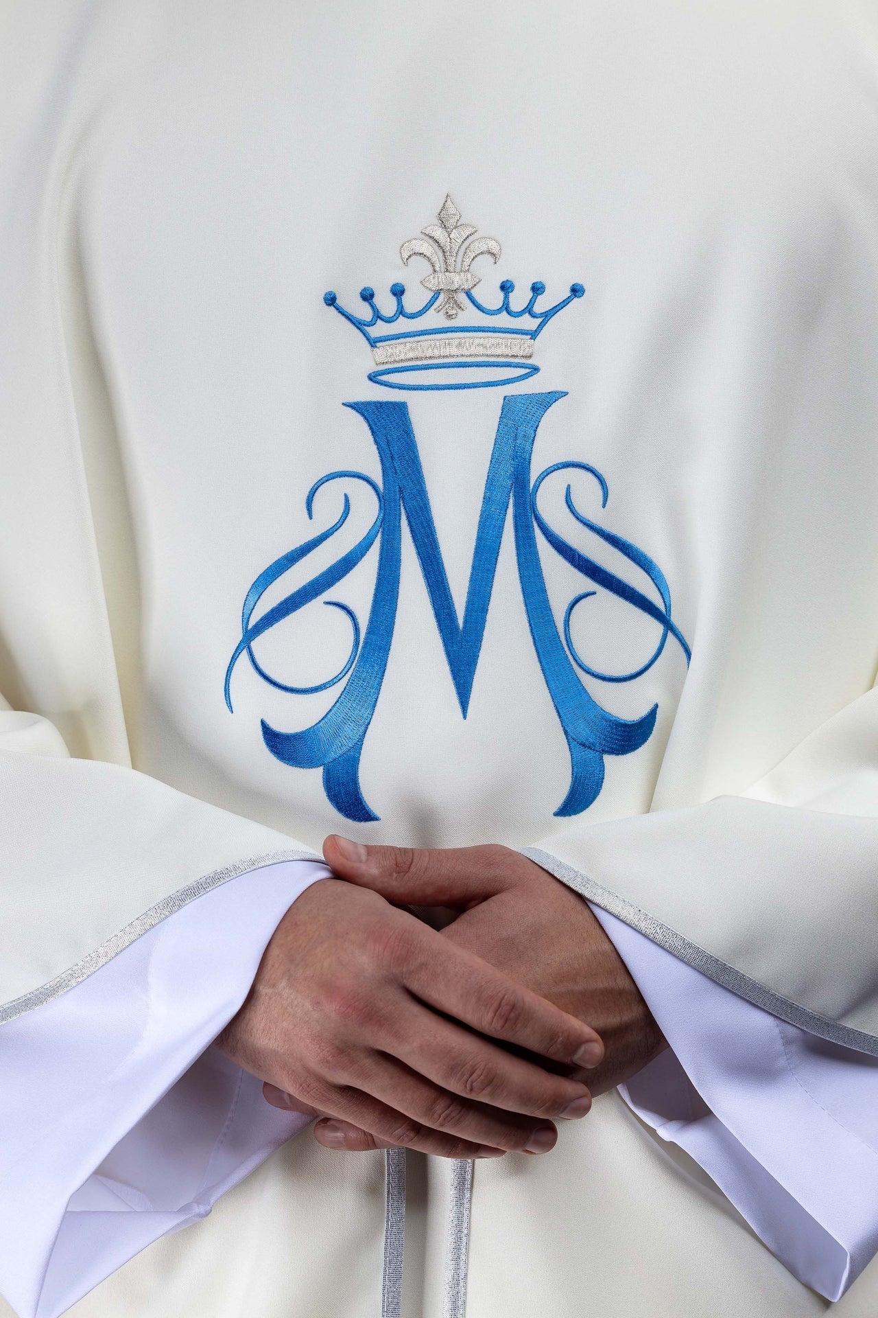 Ecru embroidered chasuble with Marian motif KDT/7129/05/01 - CHASUBLES.COM