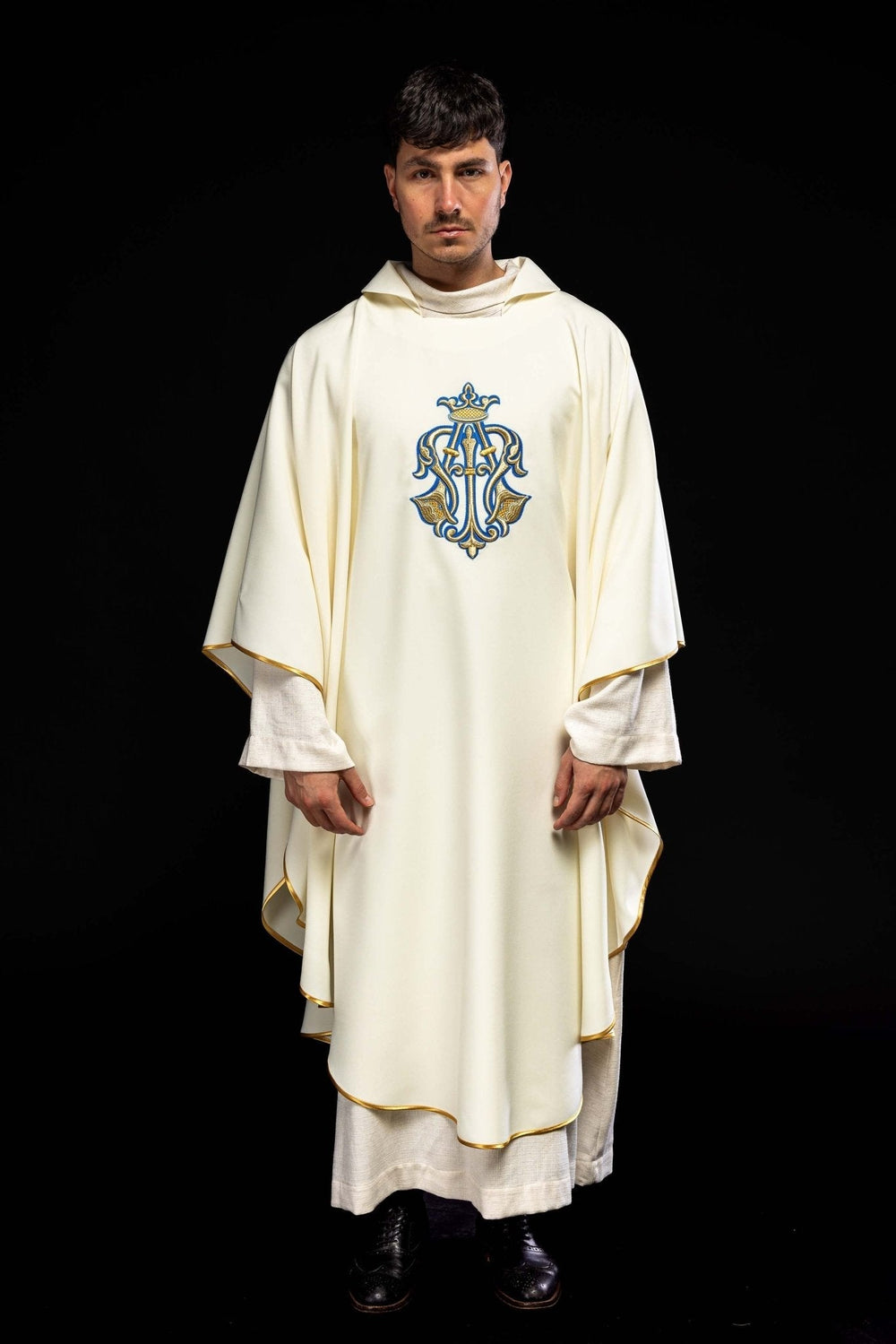 Ecru embroidered chasuble with Marian symbol and wide collar