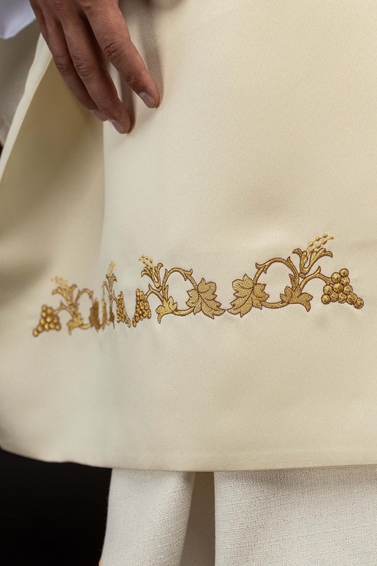 Ecru Humeral Veil with Embroidered Chalice Motif KWL/013/05/20 50*270 ECRU SAT. - CHASUBLES.COM