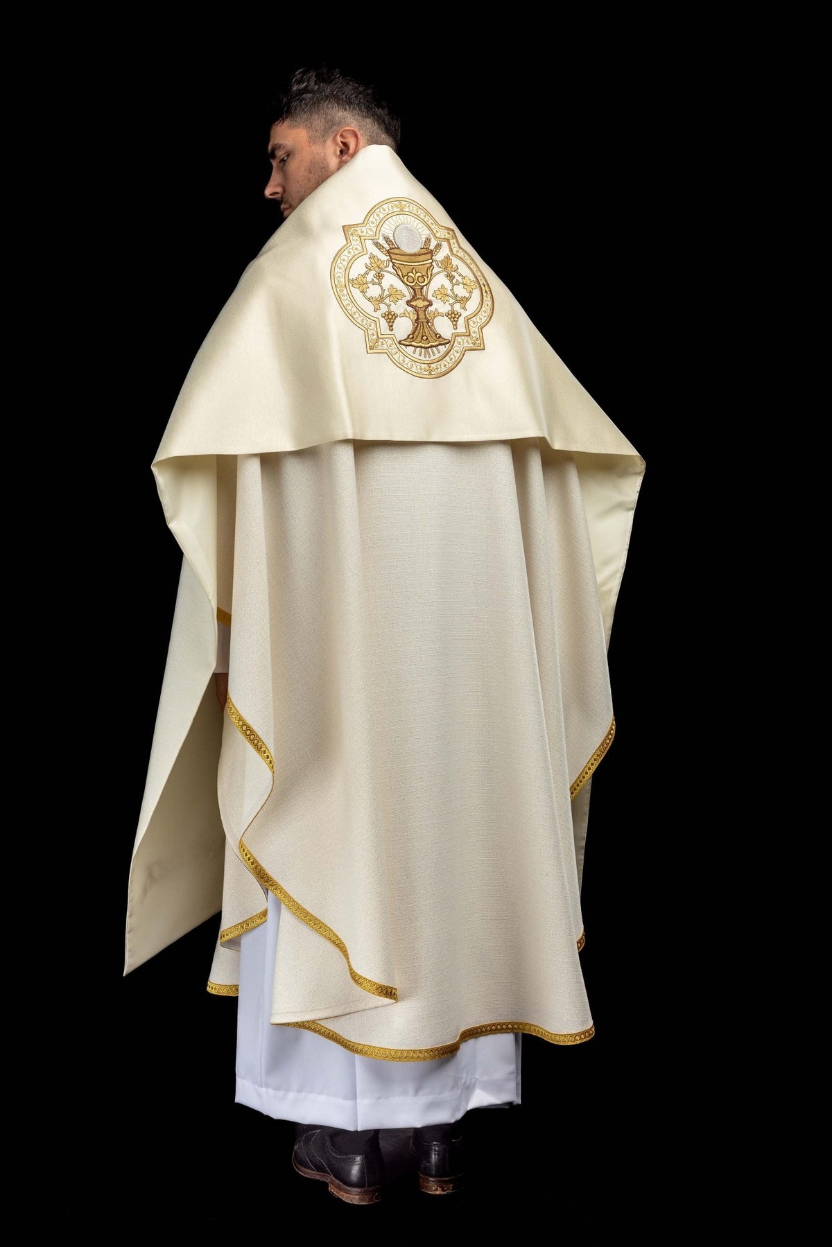 Ecru Humeral Veil with Embroidered Chalice Motif KWL/013/05/20 50*270 ECRU SAT. - CHASUBLES.COM