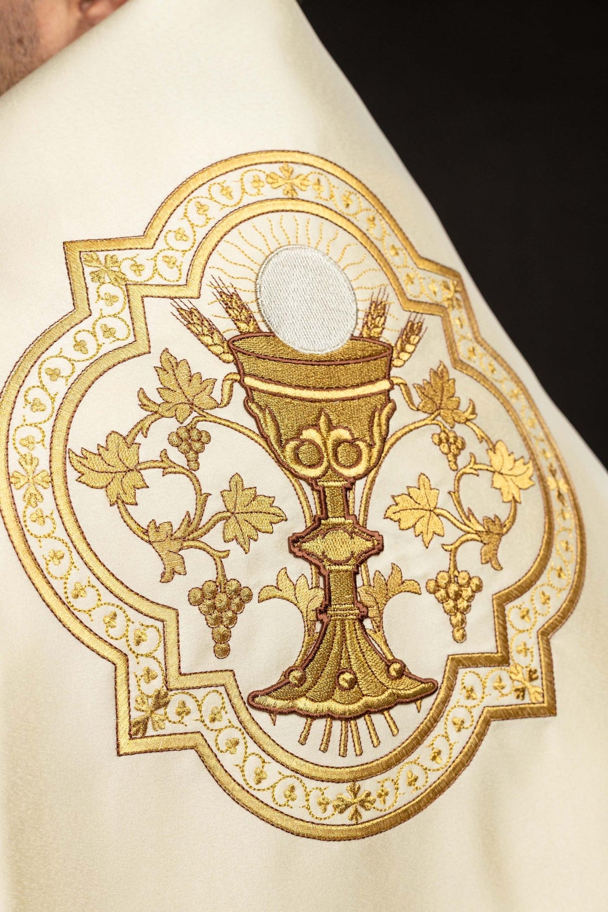 Ecru Humeral Veil with Embroidered Chalice Motif KWL/013/05/20 50*270 ECRU SAT. - CHASUBLES.COM
