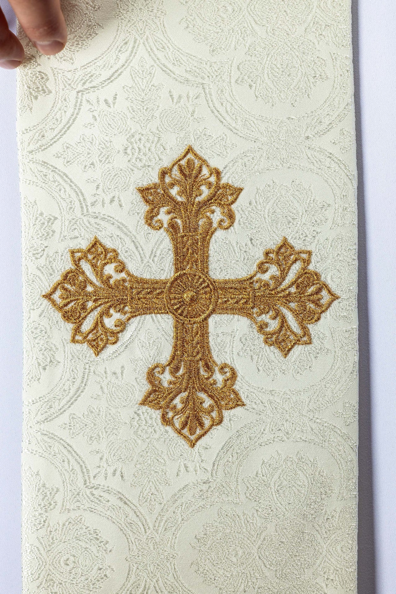 Ecru jacquard stole embroidered with a cross motif KST/967/05/11 - CHASUBLES.COM
