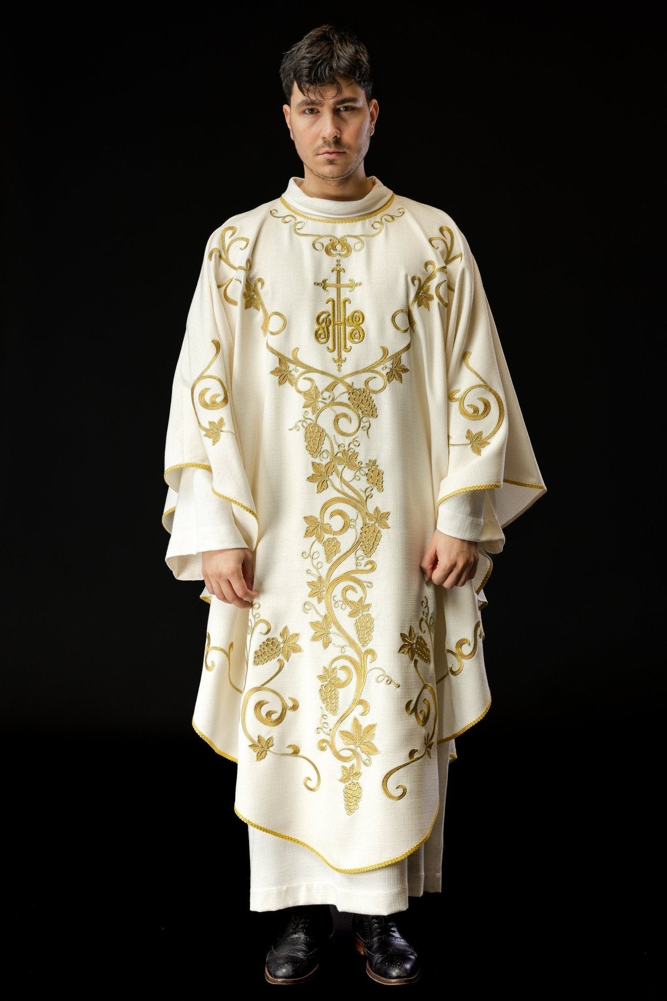 Ecru liturgical chasuble decorated with IHS embroidery and grapes LE/7037/05 - HAFTINAUSA.COM
